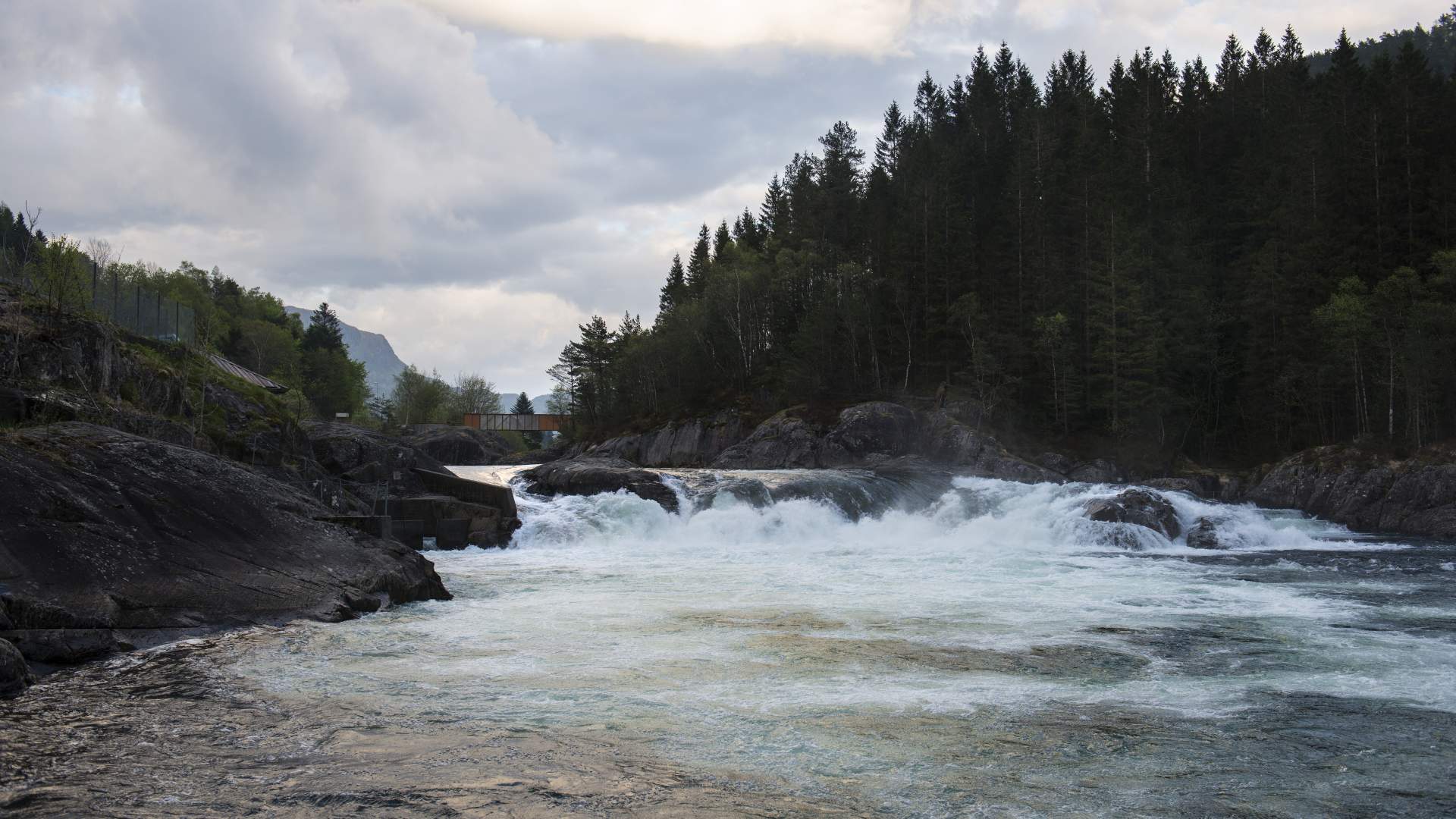 Sandsfossen und die Høsebrua Brücke