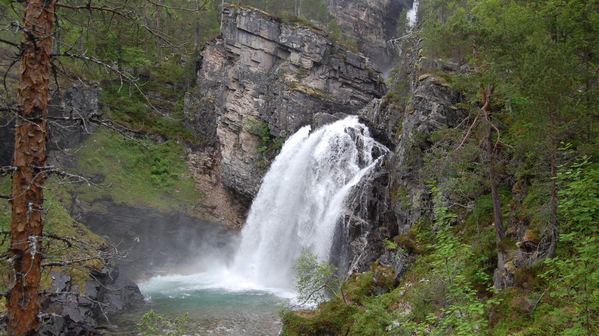 Hike to Nauståfossen waterfall at Kårvatn