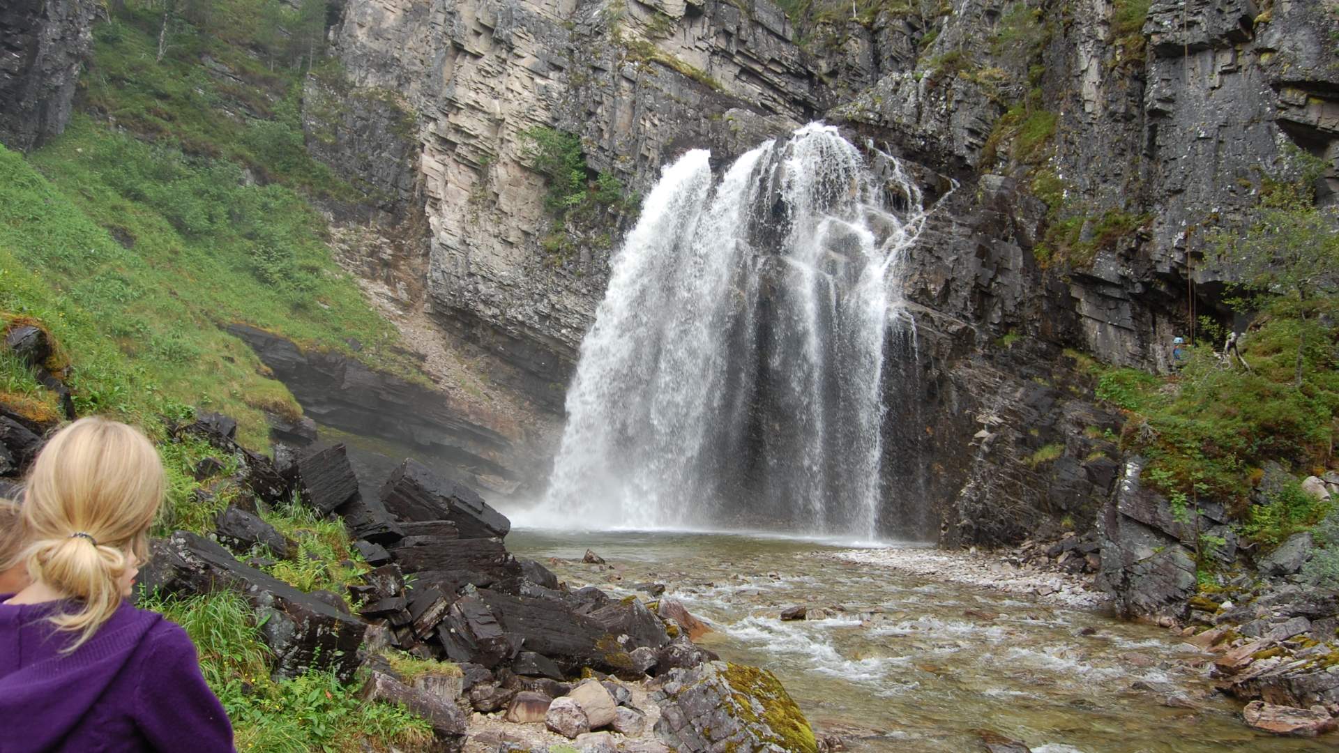 Hike to Nauståfossen waterfall at Kårvatn