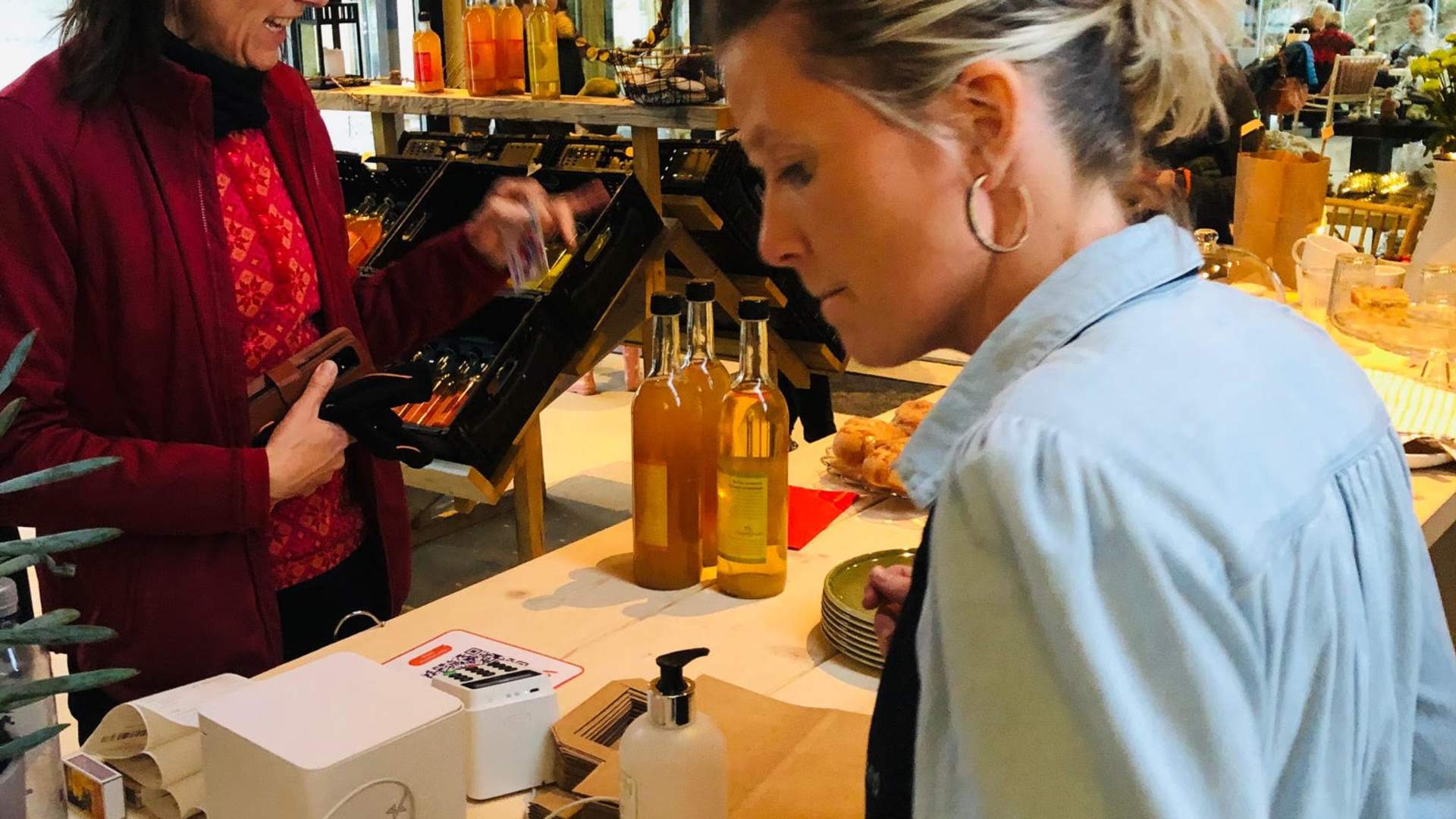 En dame som kjøper eplesaft.