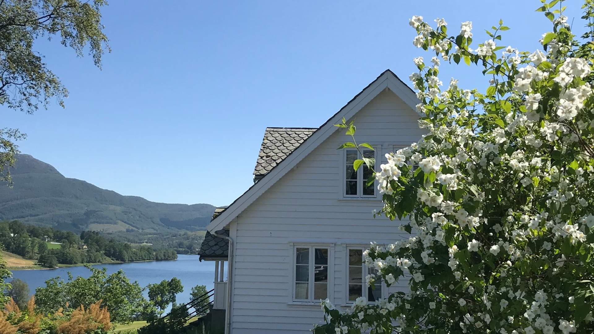 Stay overnight at the idyllic Nesheimstunet farm