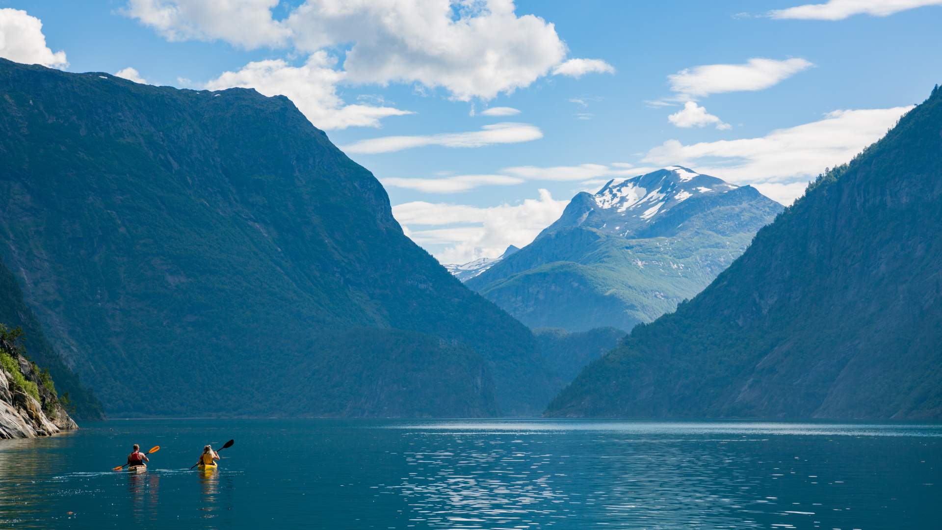 5 hours guided fjord paddle with a guide in Valldal