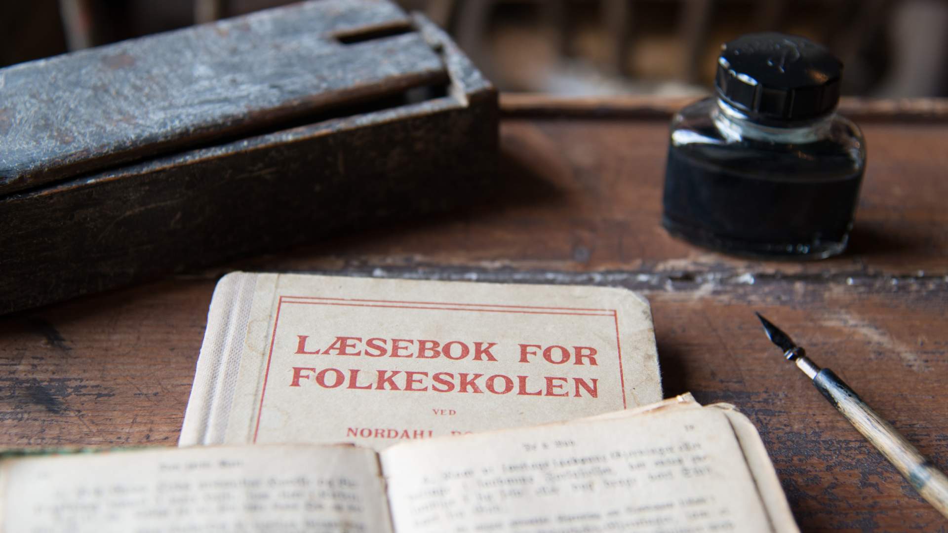 Jelsa Kirche und das Schulmuseum in Jelsa (Ryfylkemuseet)