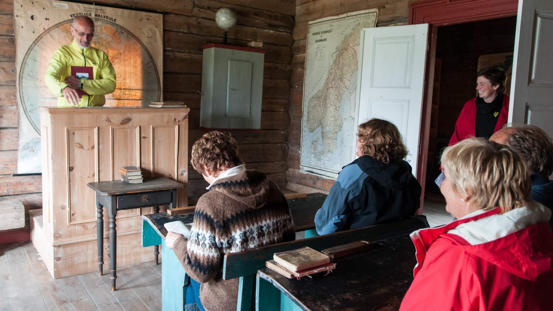 Jelsa Kirche und das Schulmuseum in Jelsa (Ryfylkemuseet)
