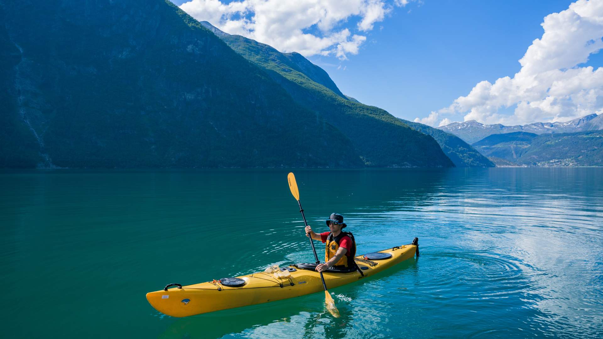 5 hours guided fjord paddle with a guide in Valldal