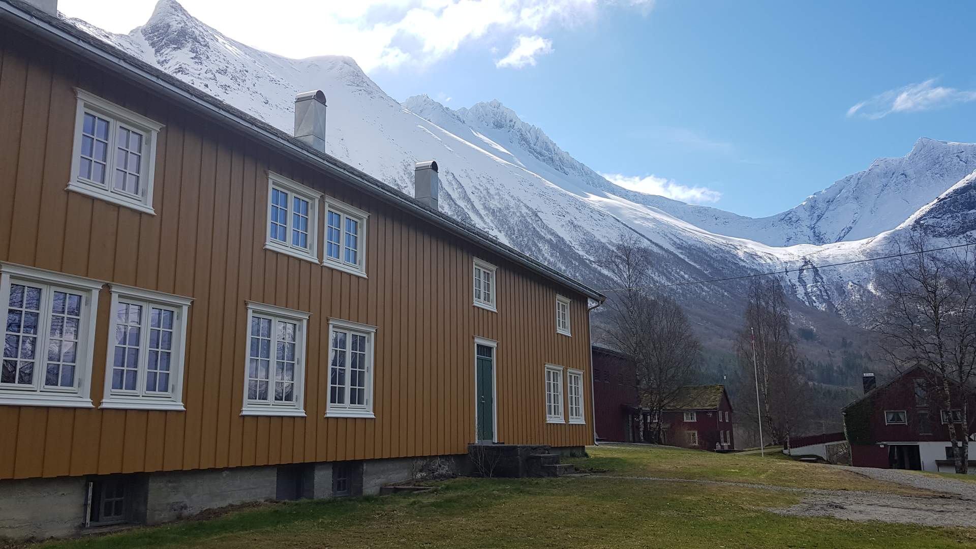 Ski- og toppturferie i hos Lensmansgarden i Innfjorden