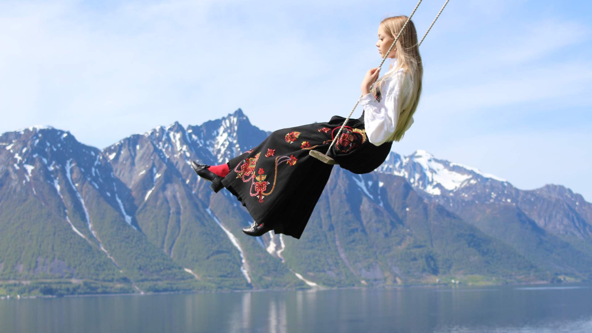 Jente i bunad på Trandalsreia, Christian Gaard