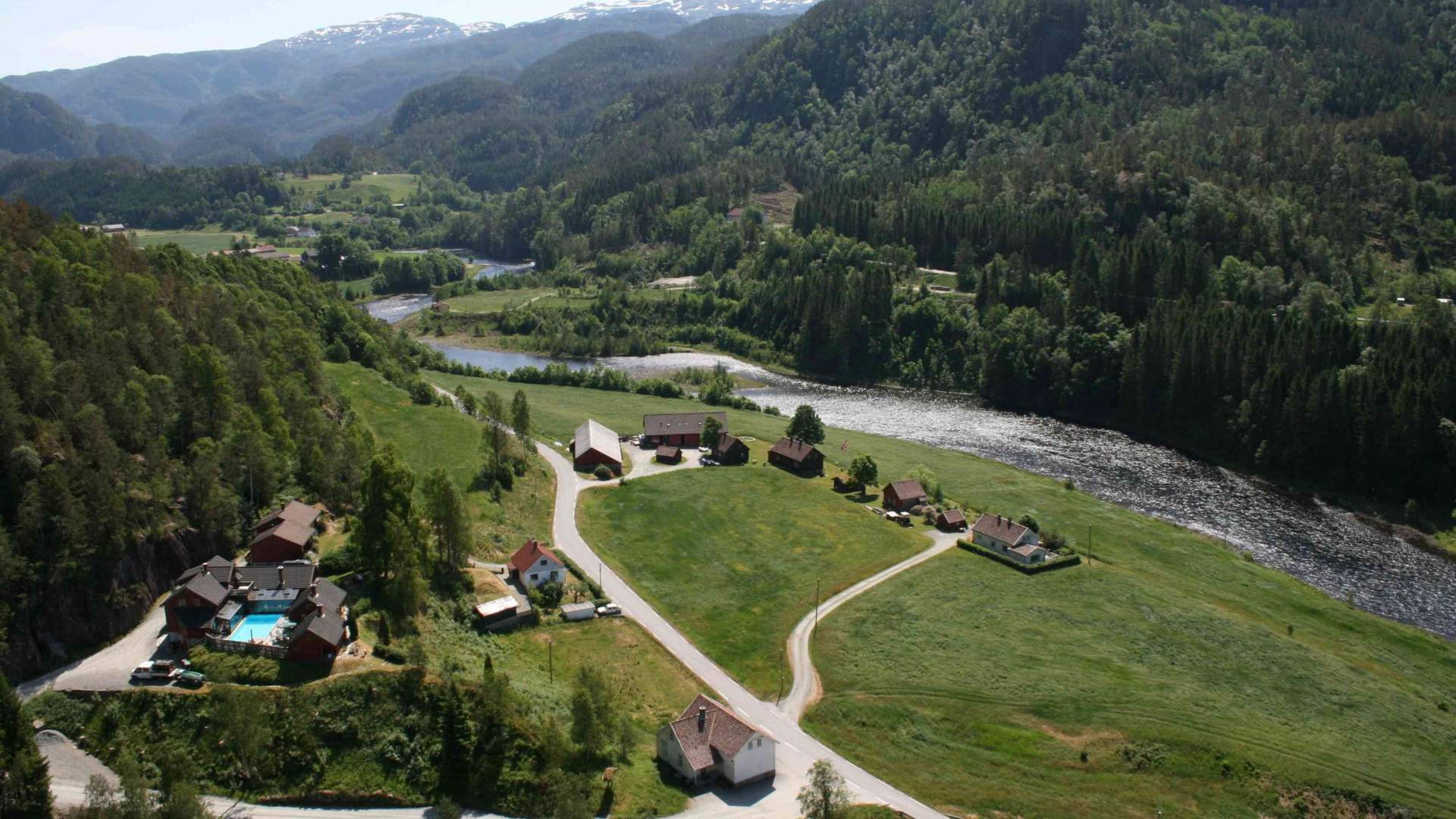 Mo Laksegard bei Suldalslågen auf Sand