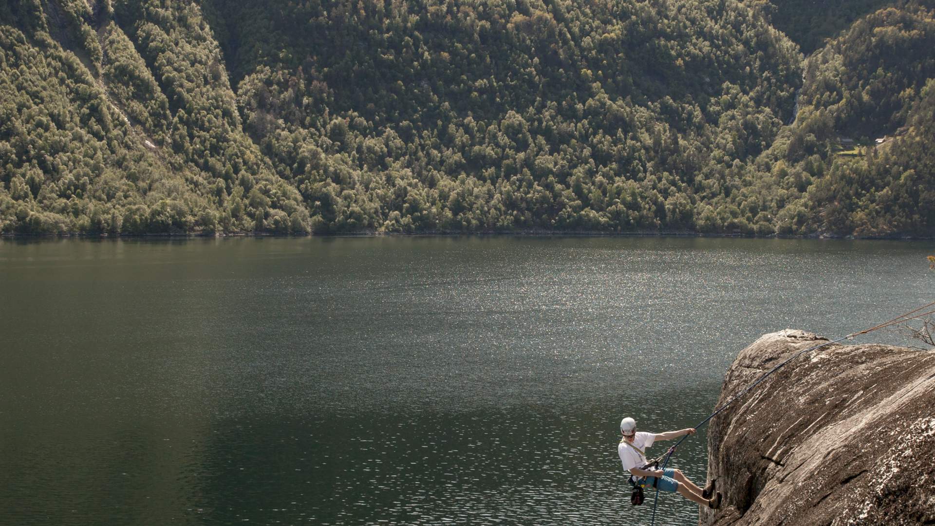 Klatring, rappellering og grottetur i Valldal - The Adventure Valley