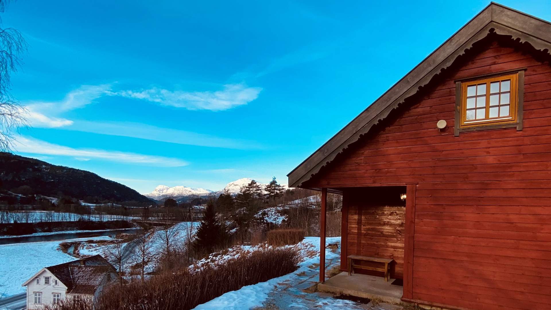 Mo Laksegard bei Suldalslågen auf Sand