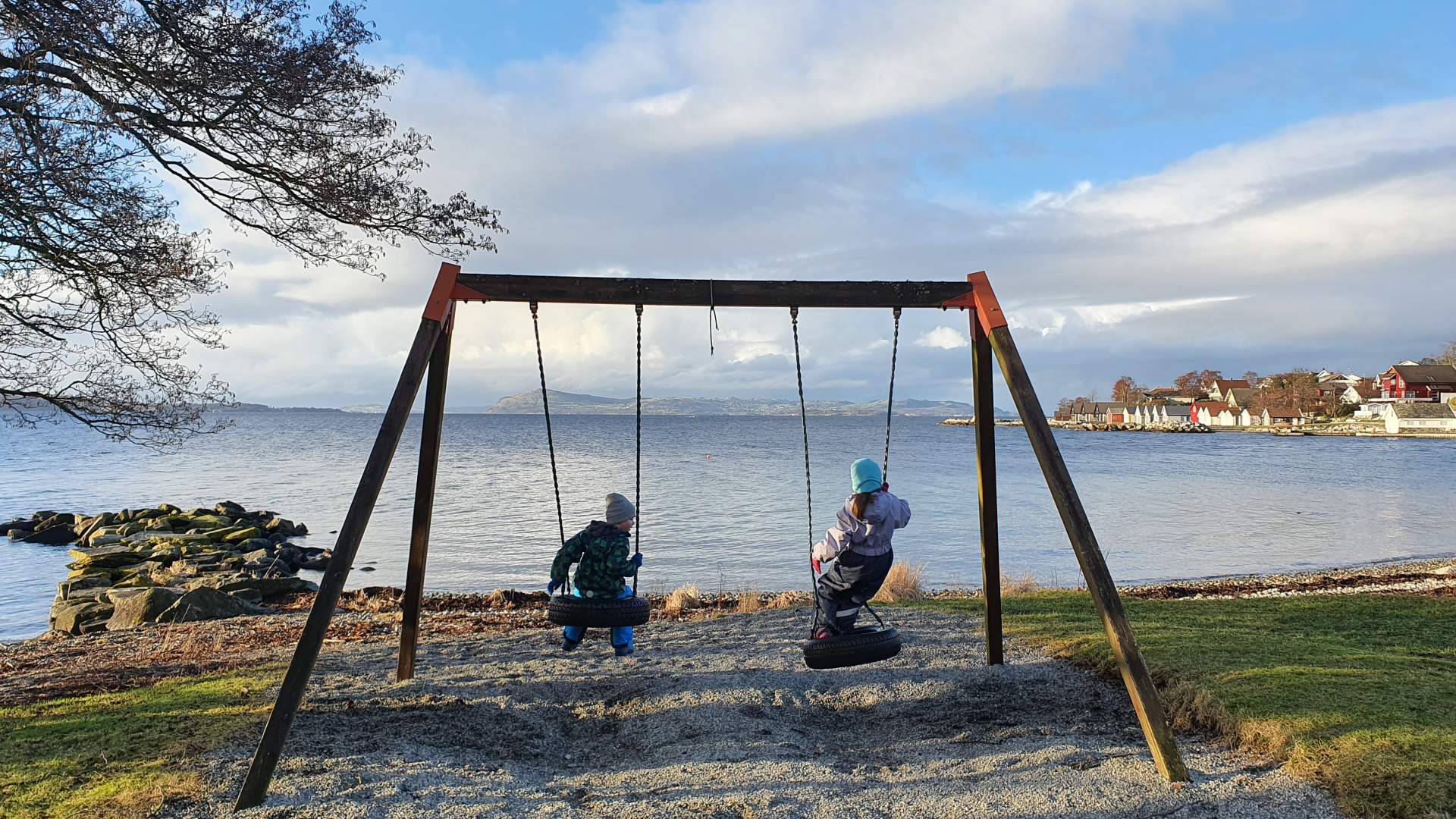 Fra Solbakk til badeplassene Strandastøa eller Kuviga