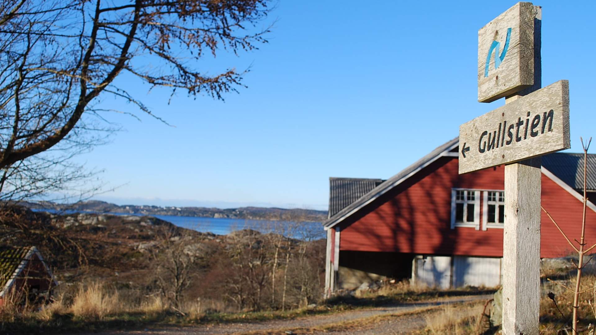 Hiking on "Gullstien" - Buavåg - Hovda