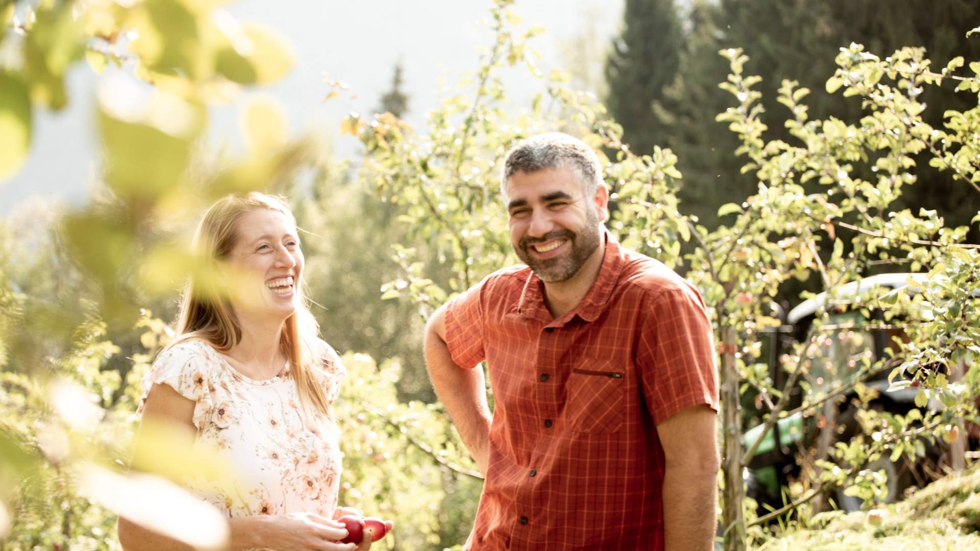 i hagen på Skarbø Gard