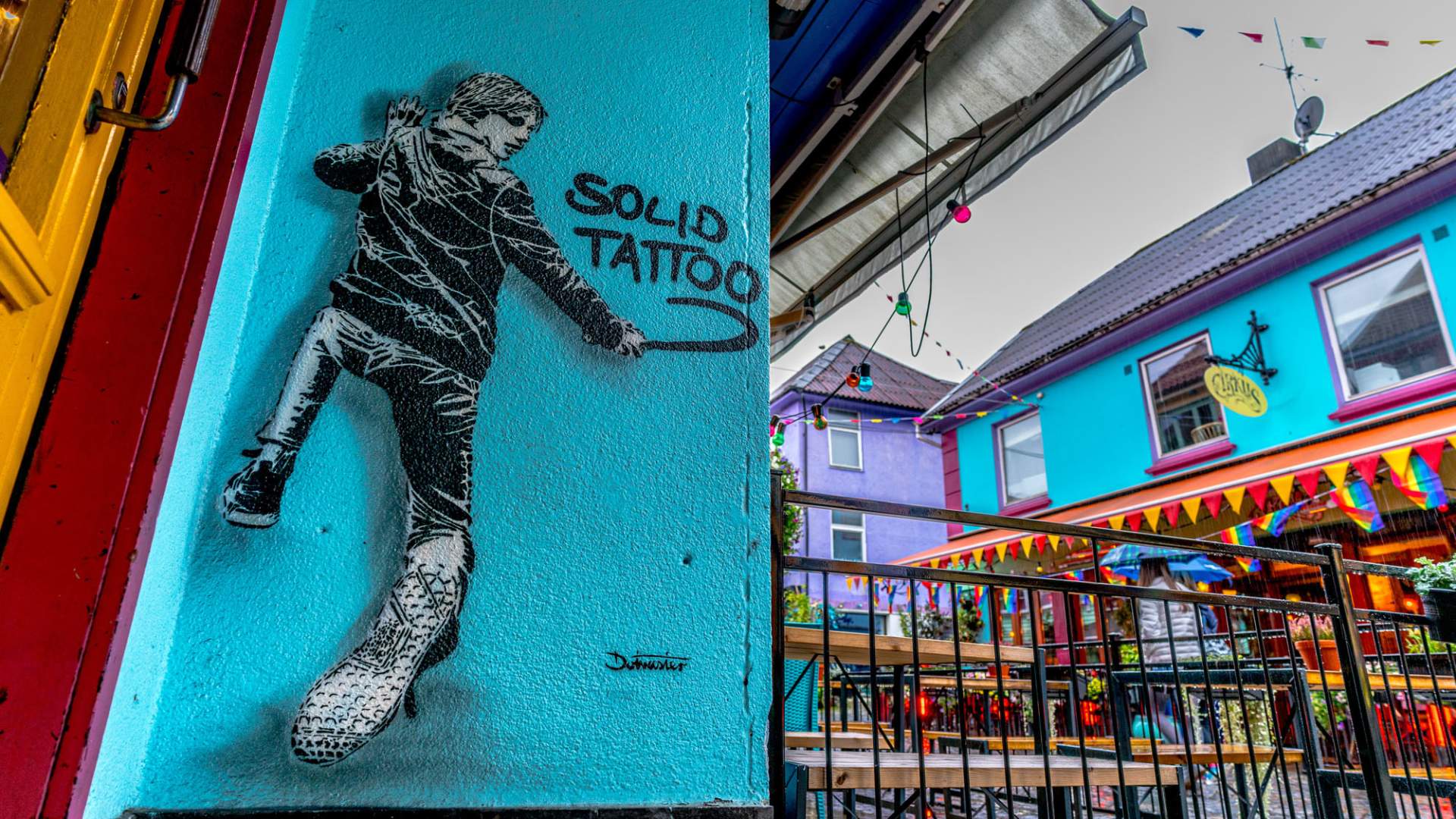Stavanger Street Art: "Rude Kids: Solid Tattoo" von Dotmasters