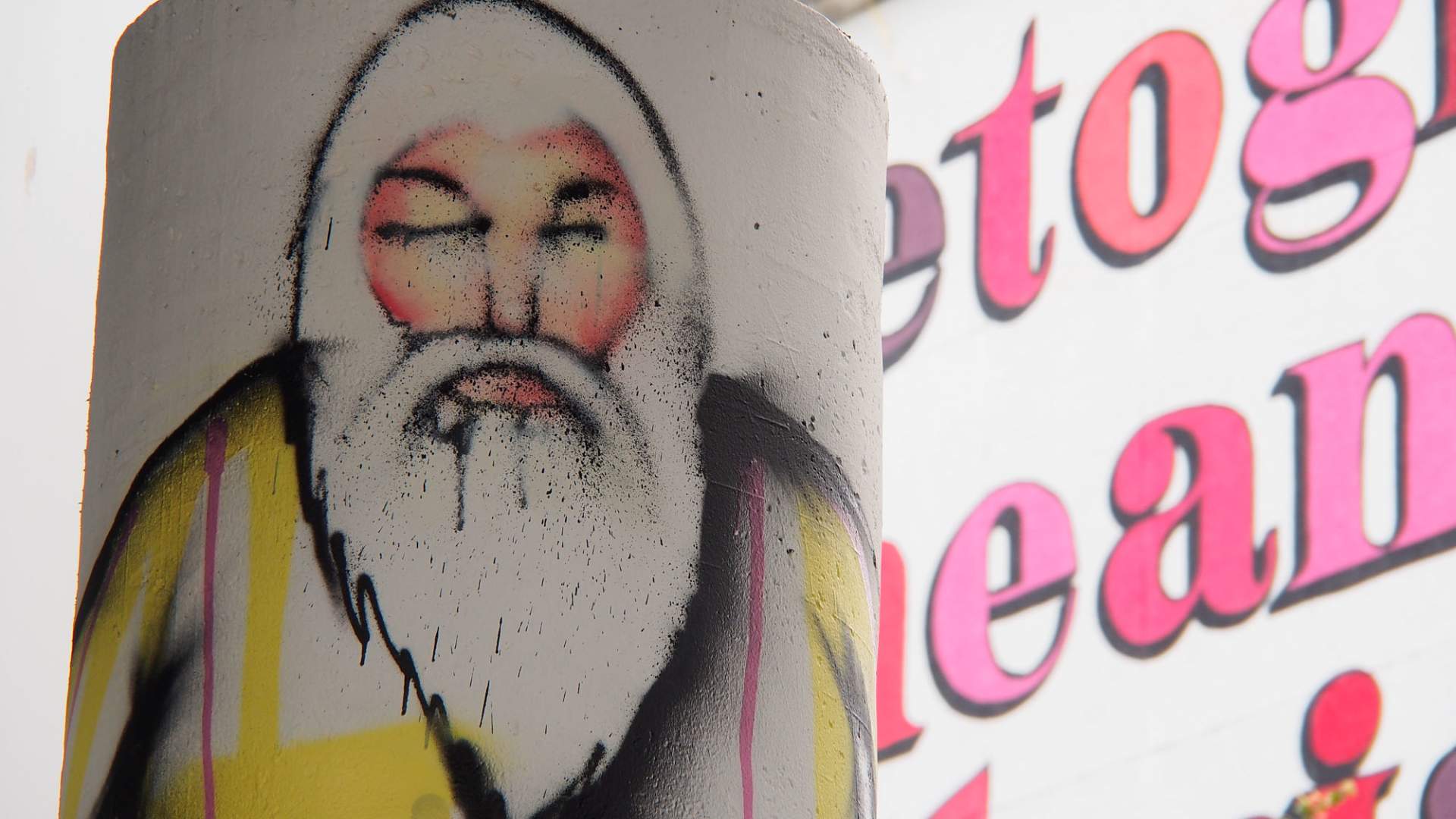 Stavanger Street art: "Self Portrait with Friends" av Choe