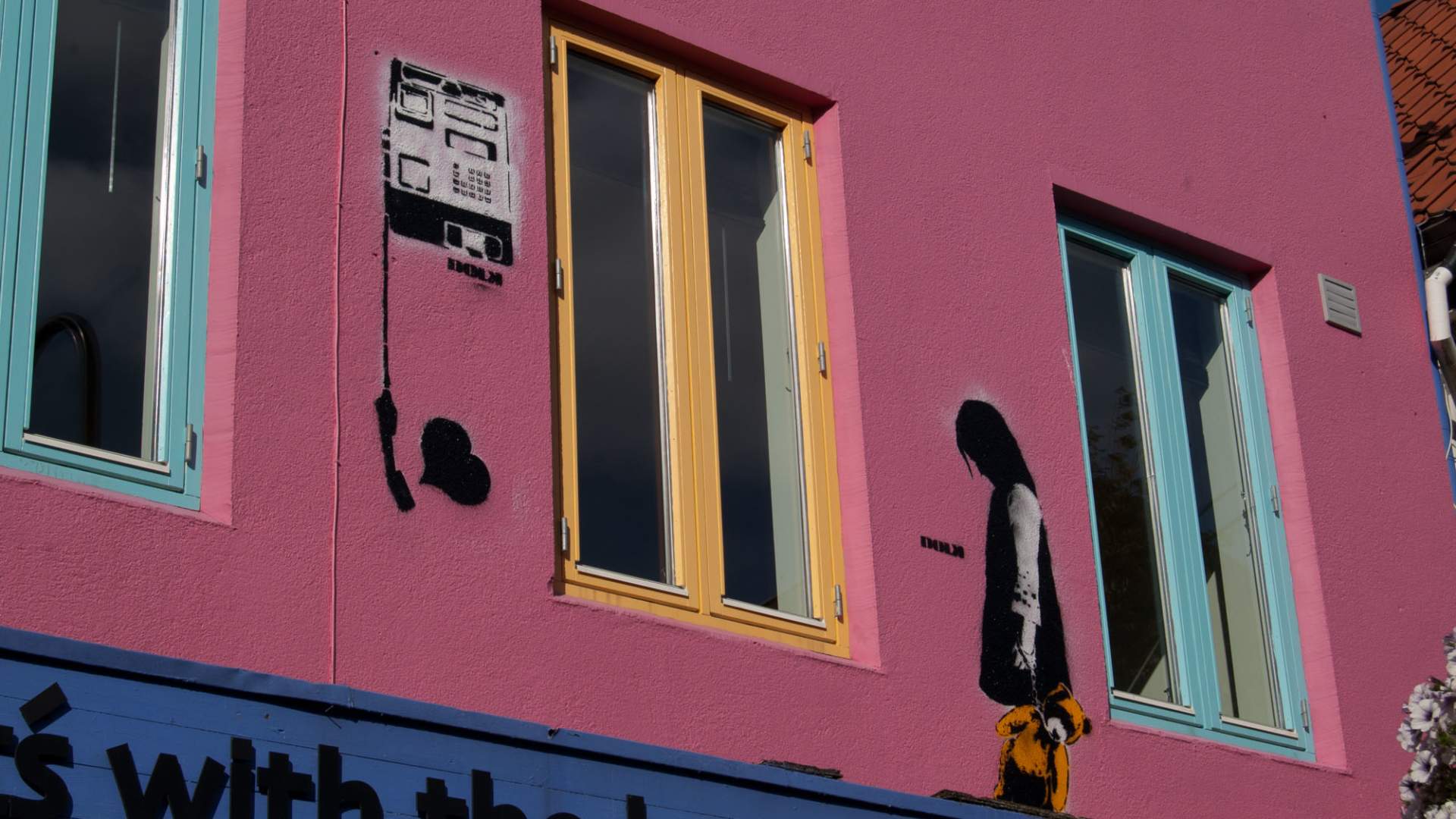 Stavanger Street art: "Girl with Teddy + Heart Phone" av Dolk