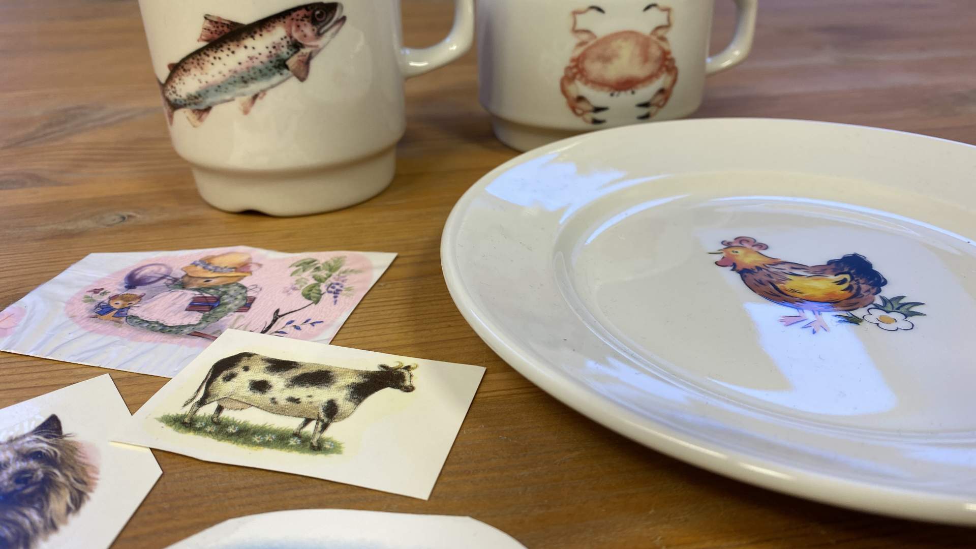 Dekal på kopp eller tallerken på Egersund Fayancemuseum