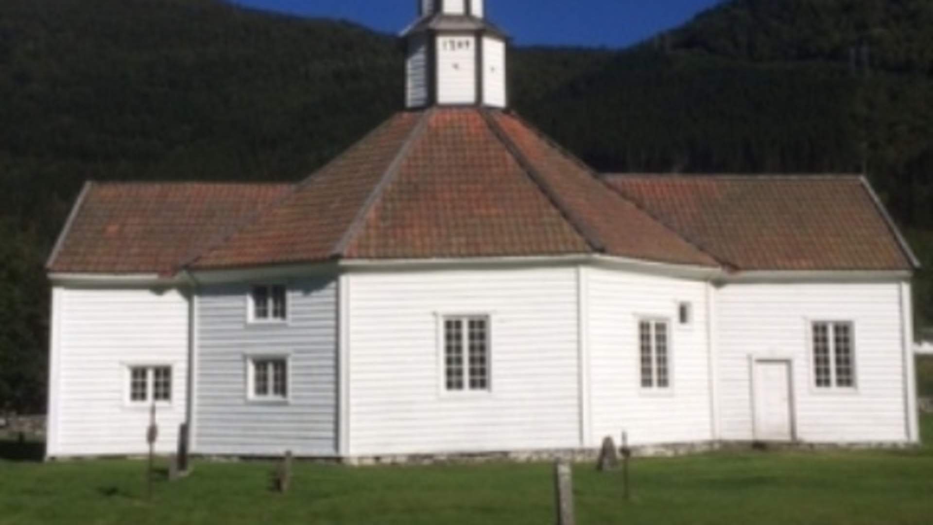 Guidet busstur fra Åndalsnes til Molde i fjord- og fjellandskap