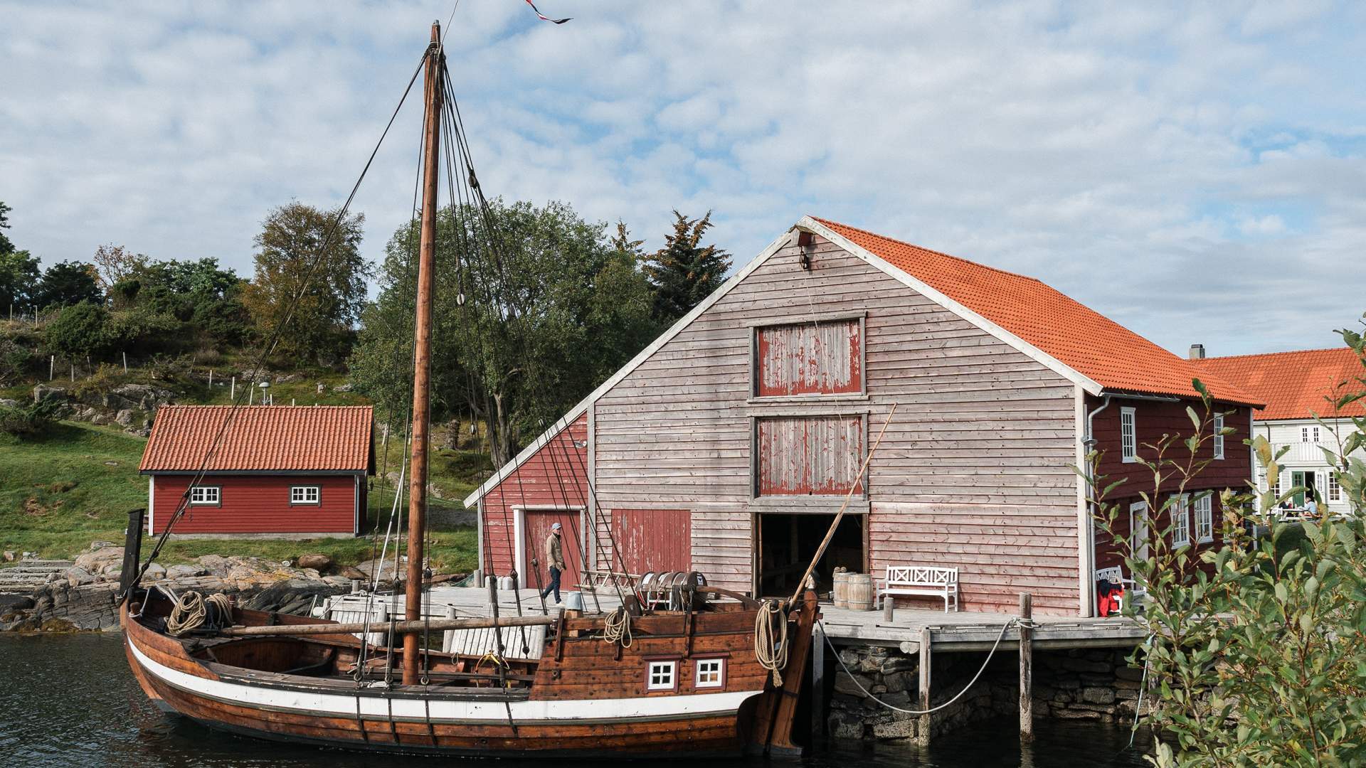 Båt og naust på Herøy Gard