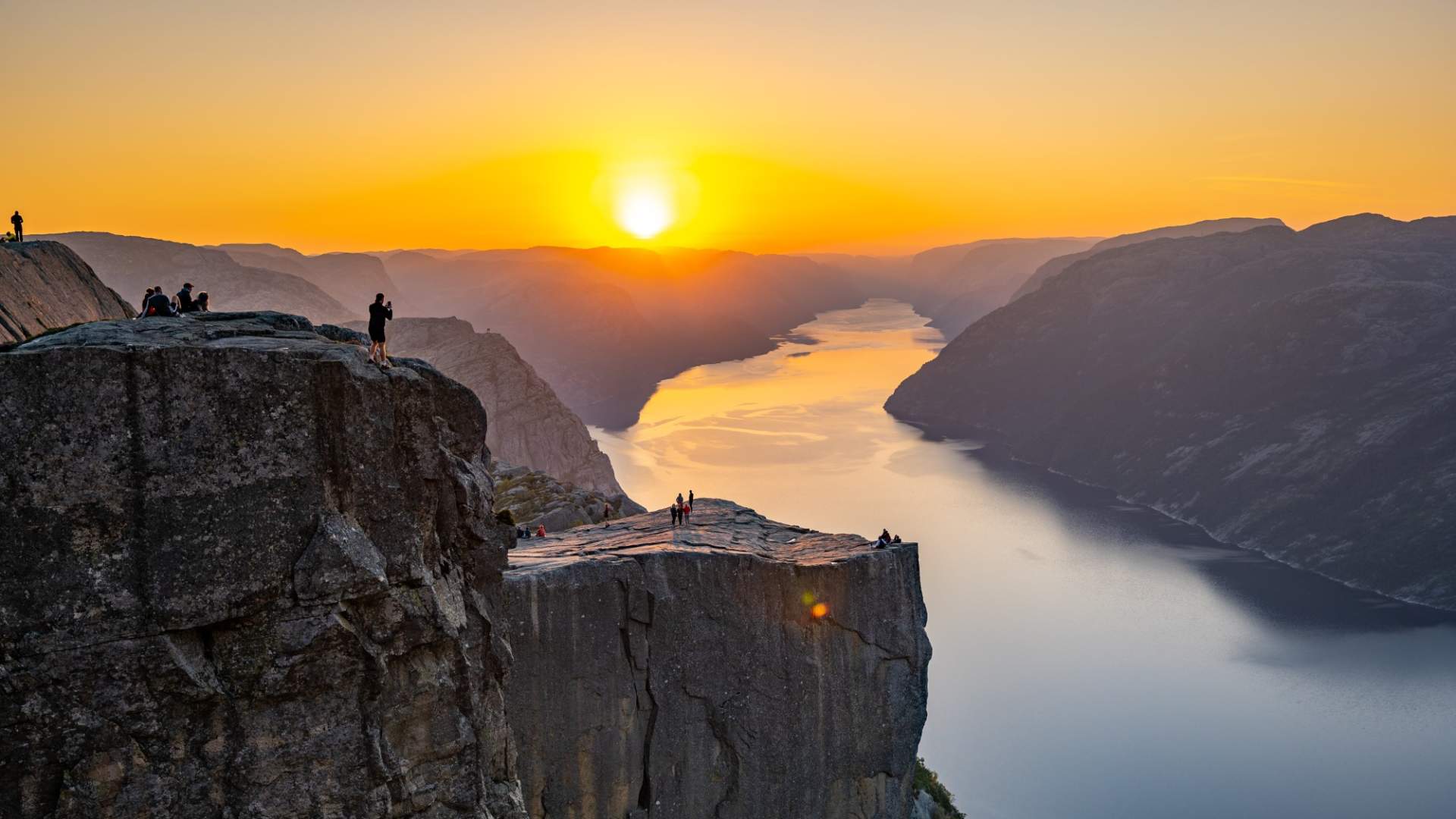 Preikestolen Express Bus from Stavanger to Preikestolen Mountain Lodge