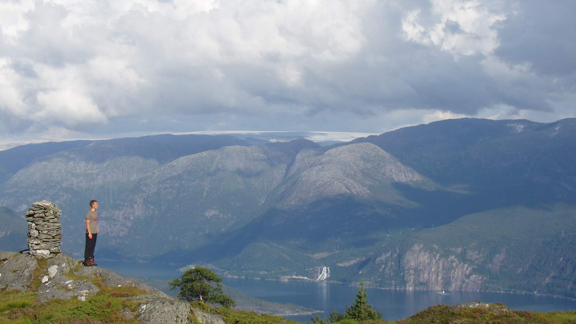 Hike to Varden at Varaldsøy