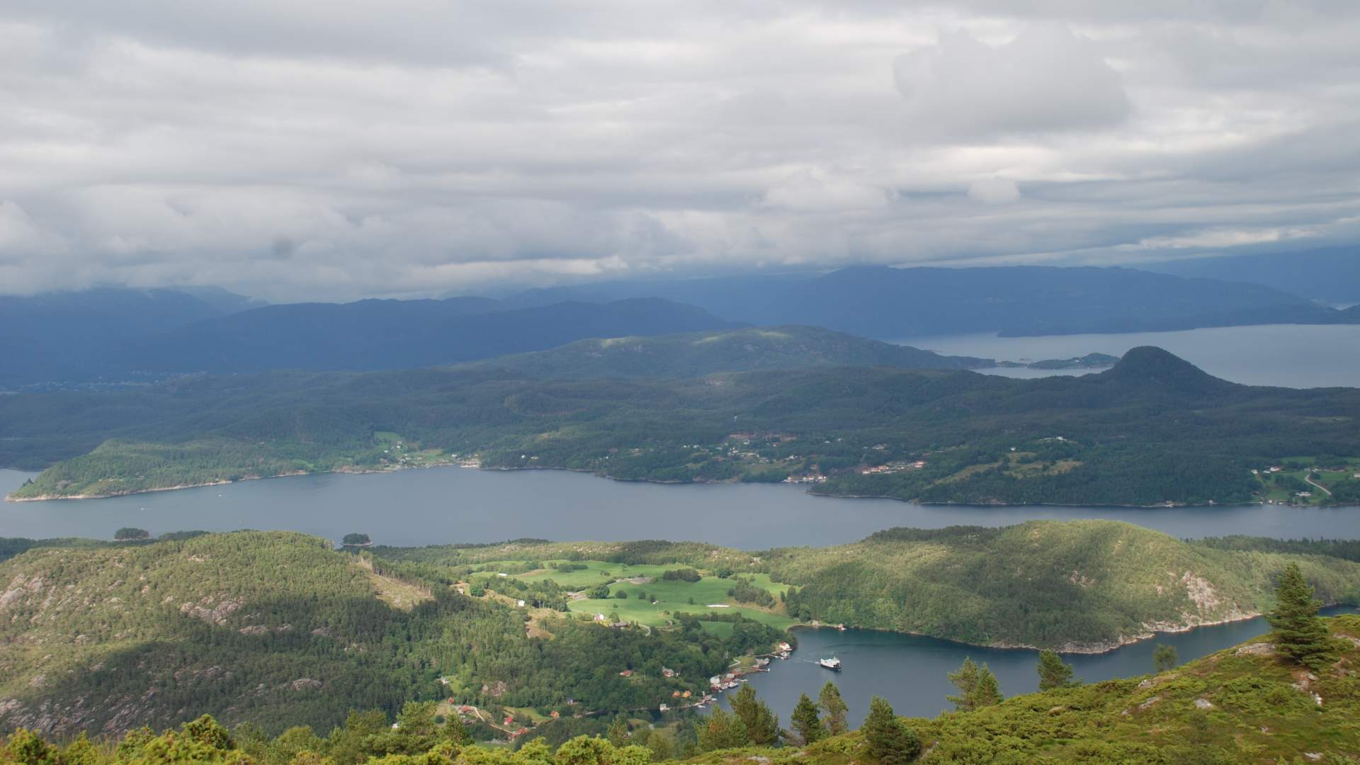 Hike to Borgundnuten on Borgundøy