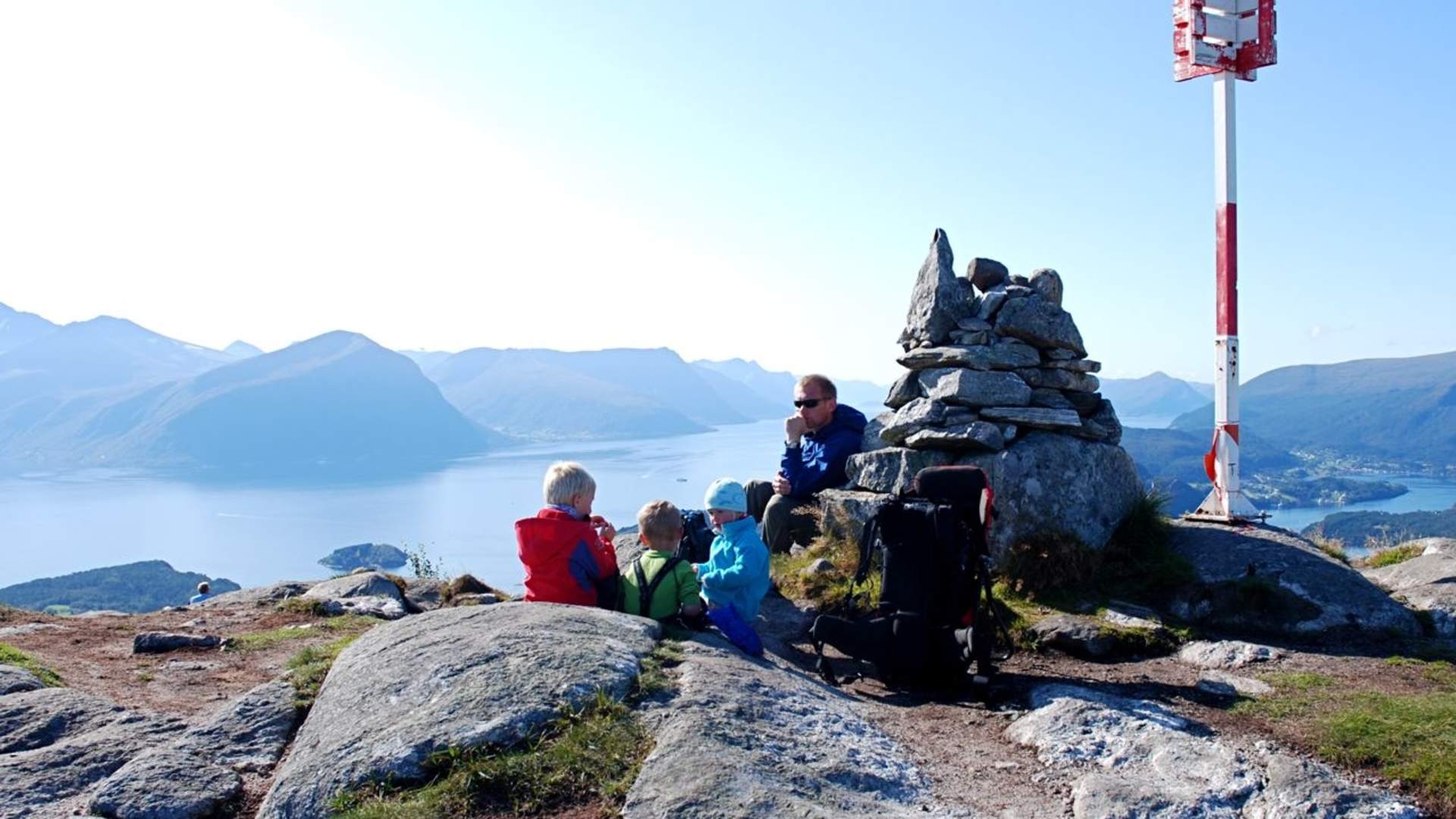 Hiking trip to Mount Høgkubben
