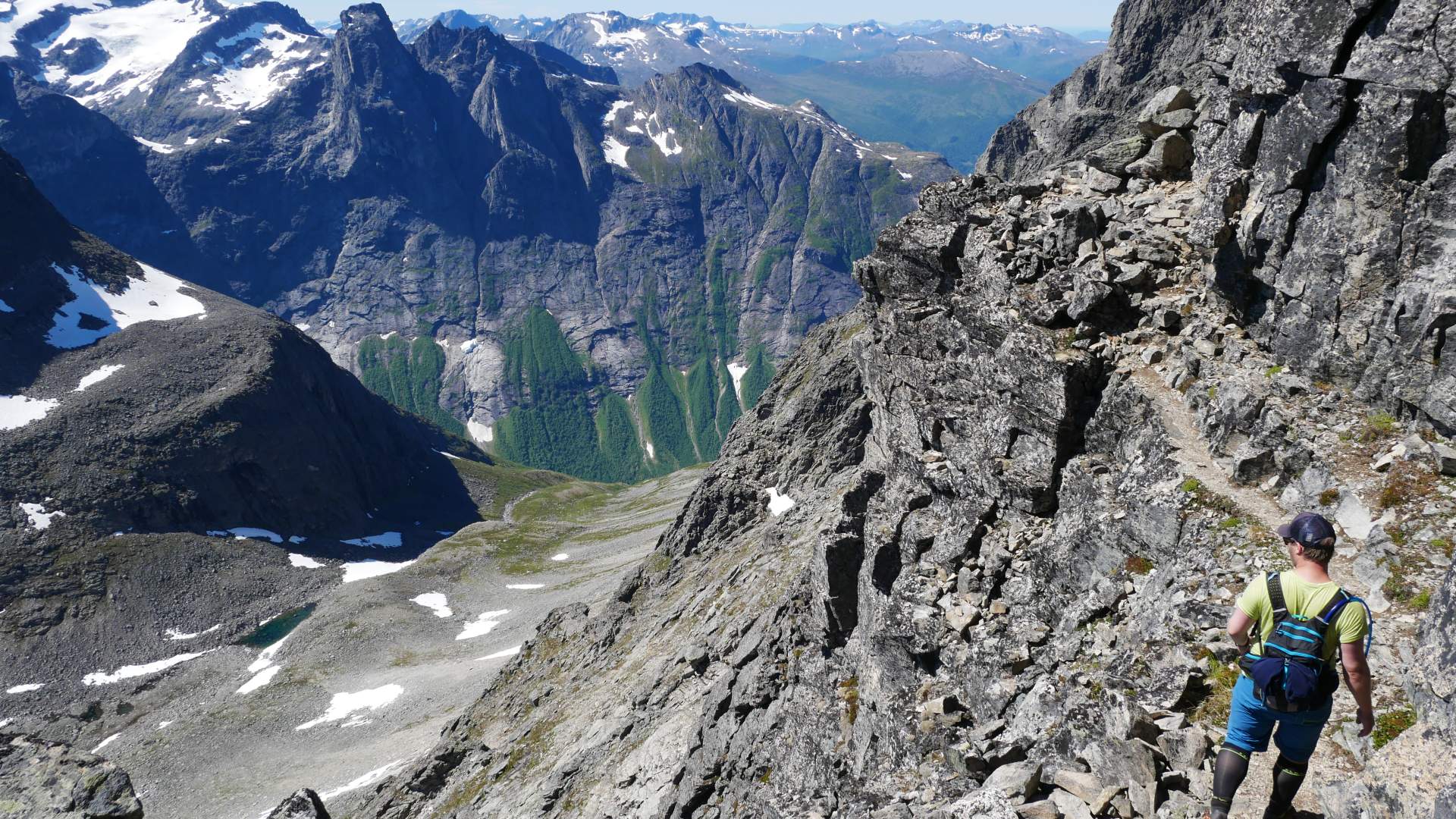 Fjelltur til toppen av Trollveggen - Store Trolltind (1788 moh.) med Uteguiden