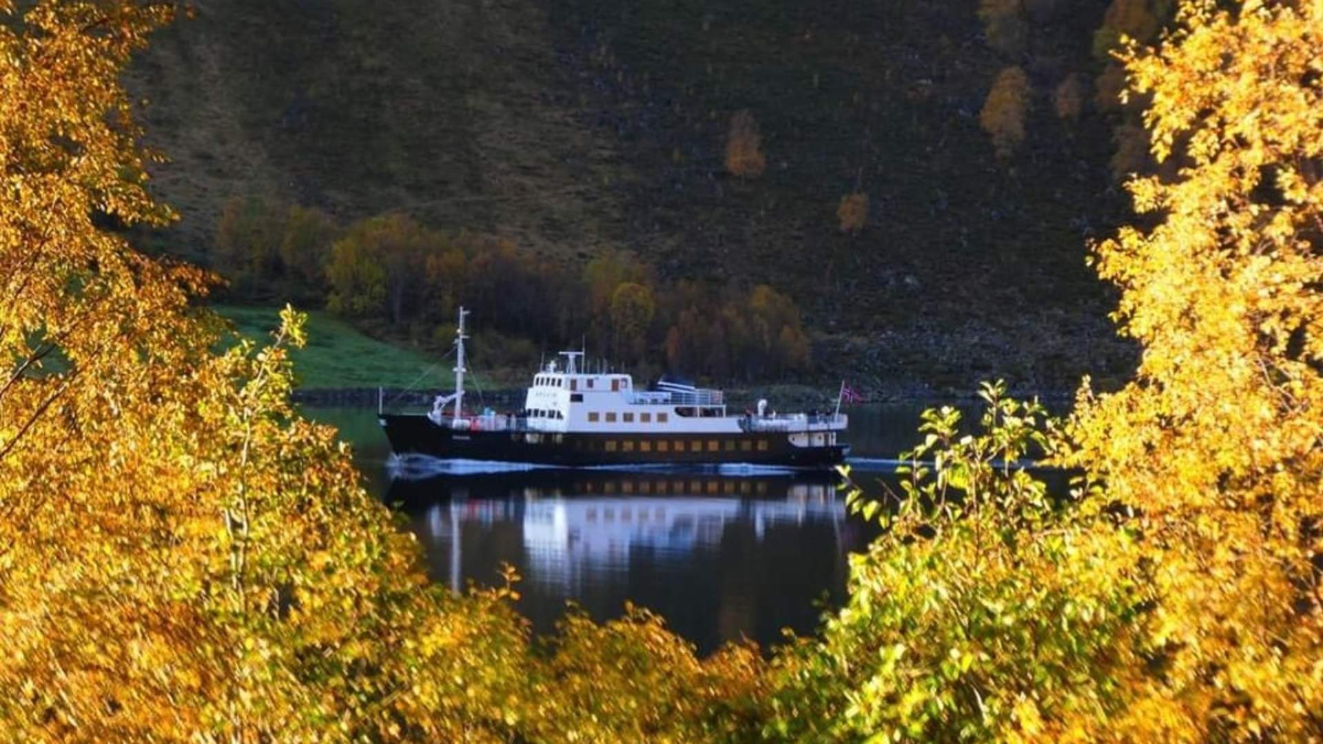 Opplev vakre Hjørundfjorden med MS Bruvik