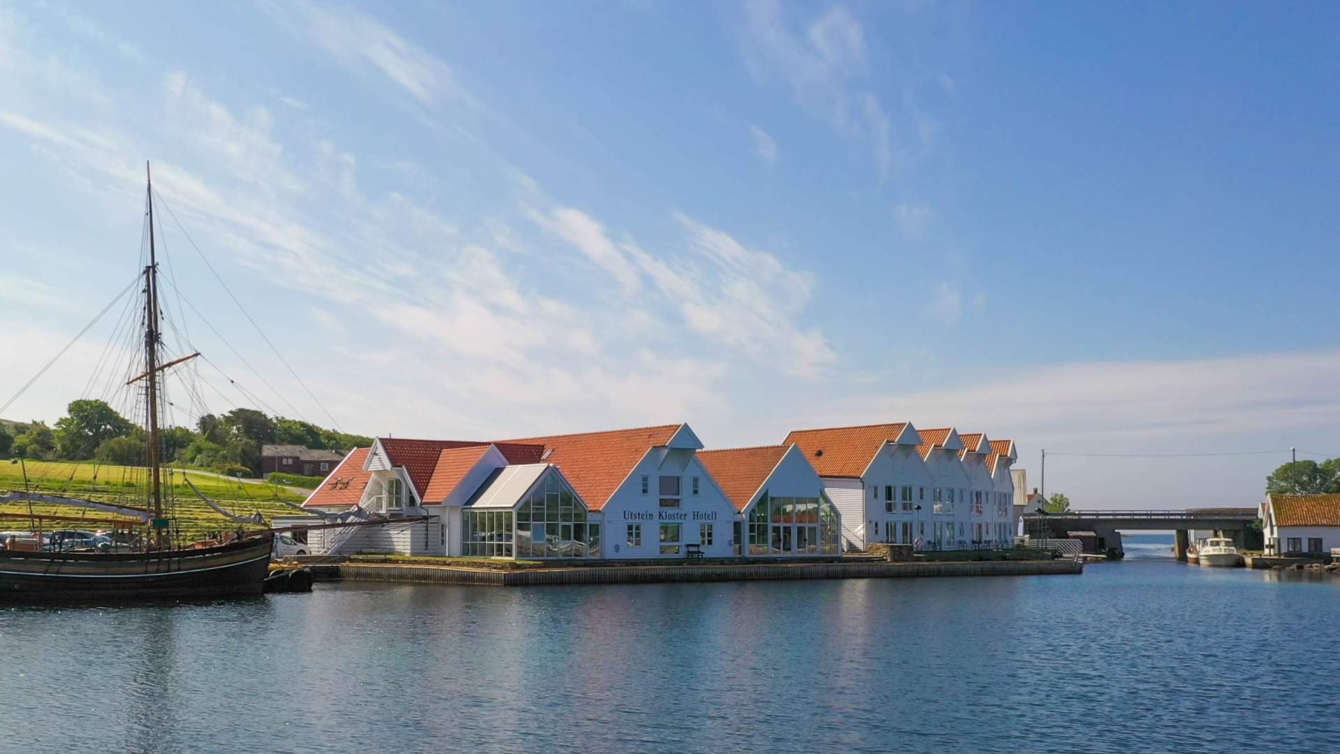 Utstein Kloster Hotell fra sjøsiden med Restauration