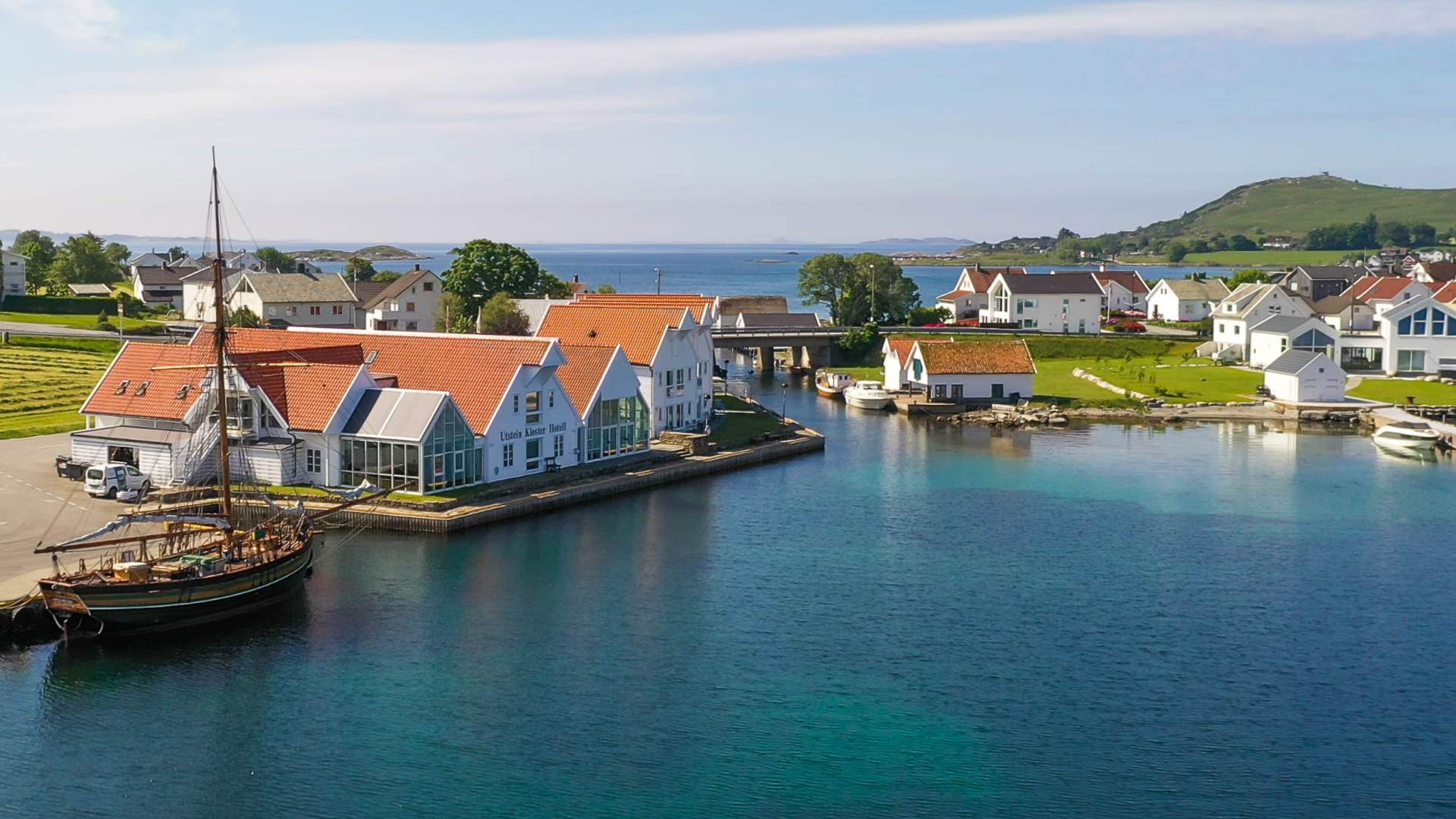 Utstein Kloster Hotell fra sjøsiden.