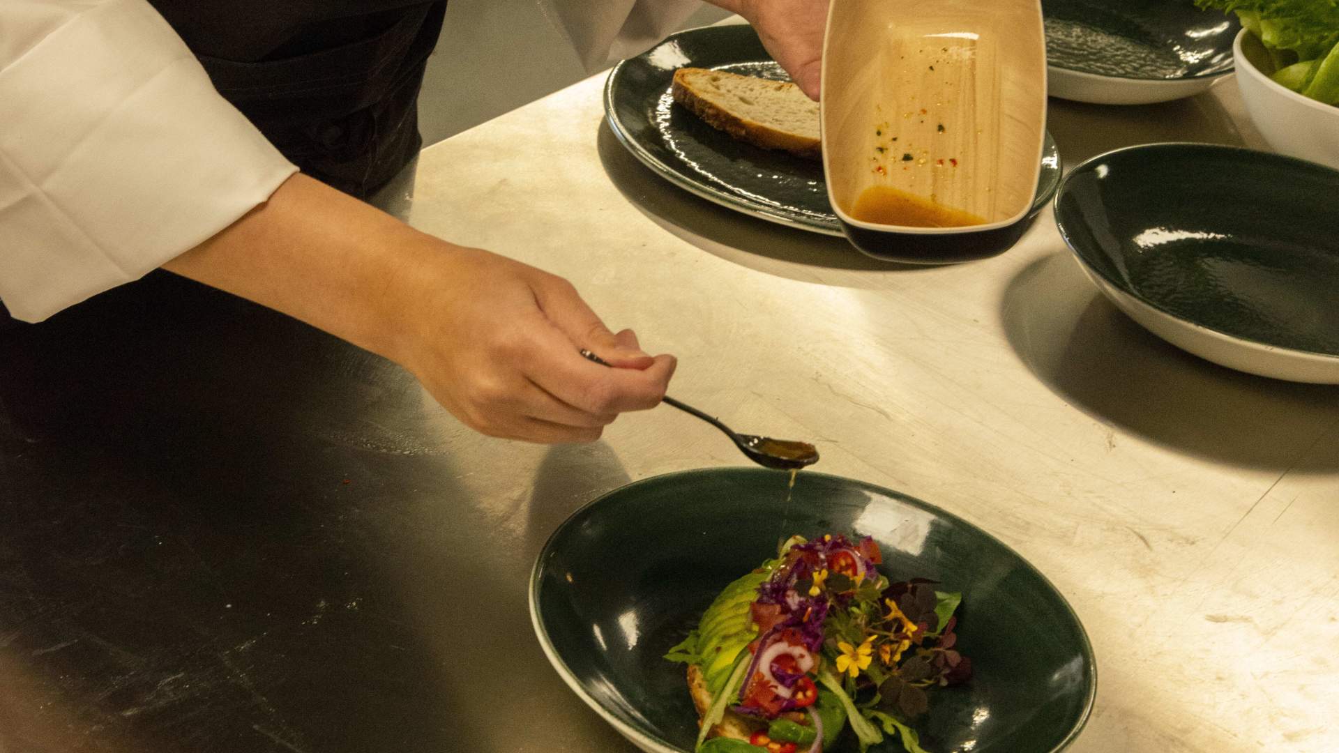 Forberedelser på kjøkkenet.