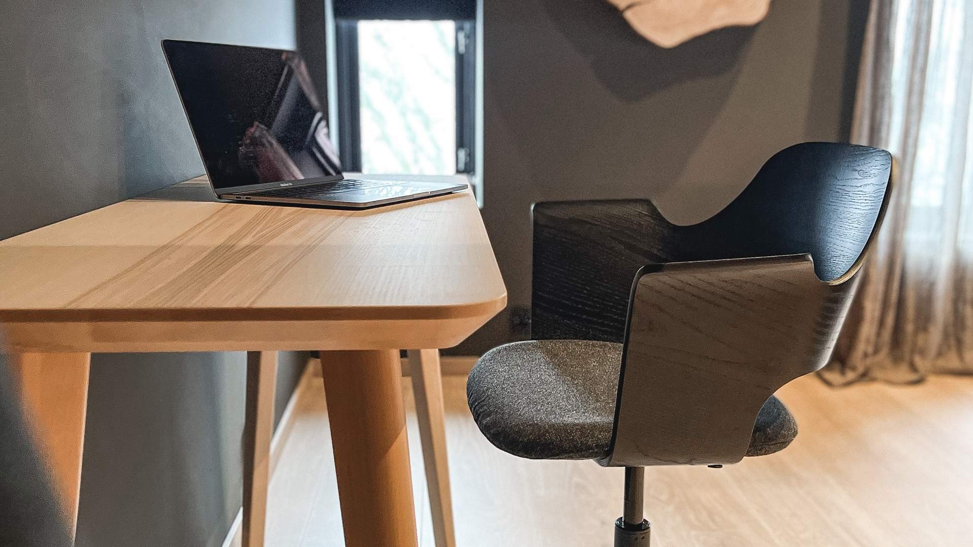 Arbeidsplass på rommet hos Godø Lodge