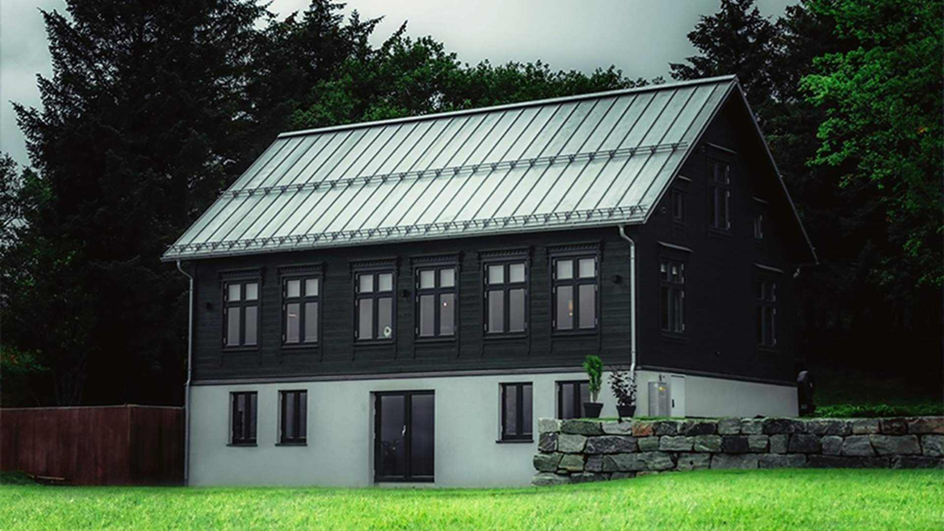 Godø Lodge ligger idyllisk til ved skogen