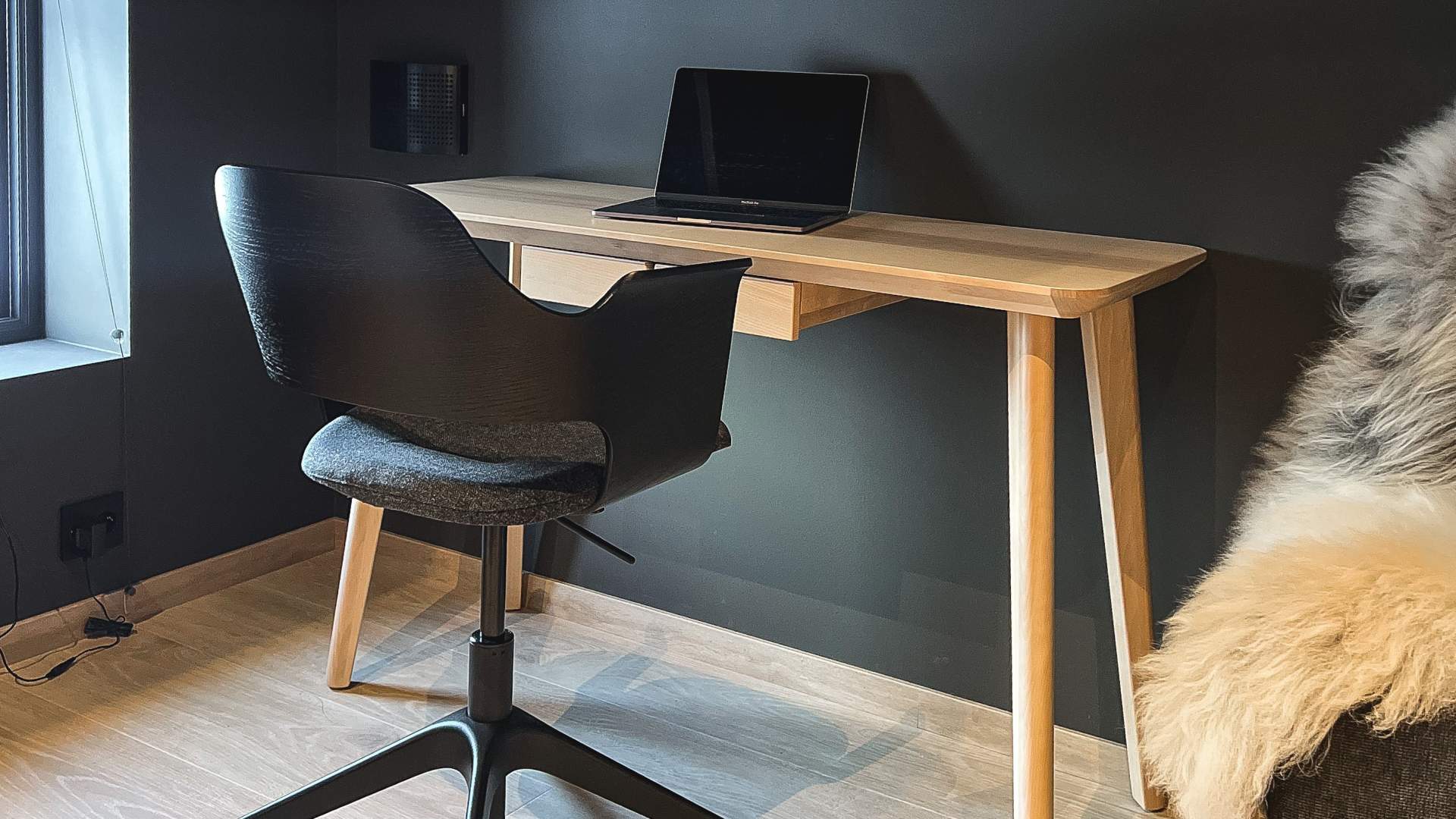 Koslig arbeidsplass ved vinduet