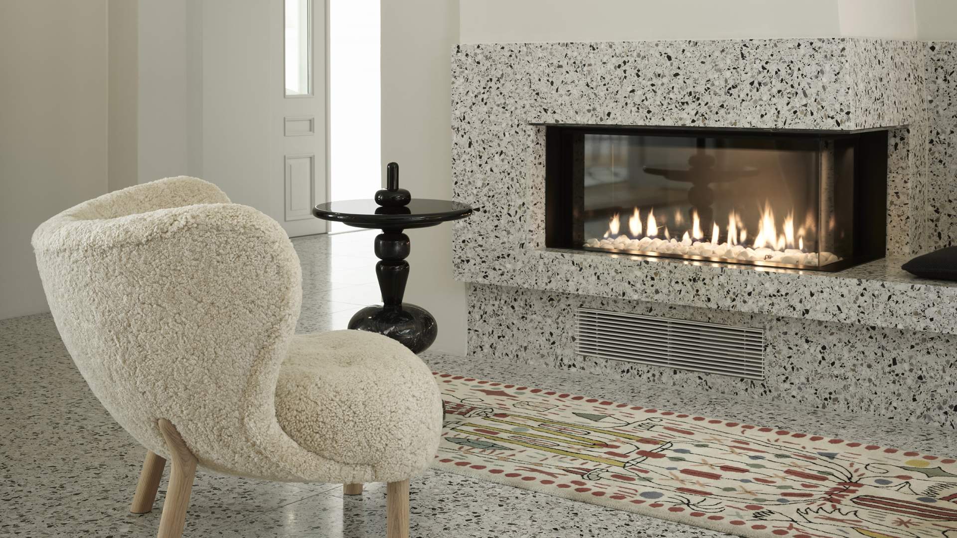 Slapp av i stolen ved peisen