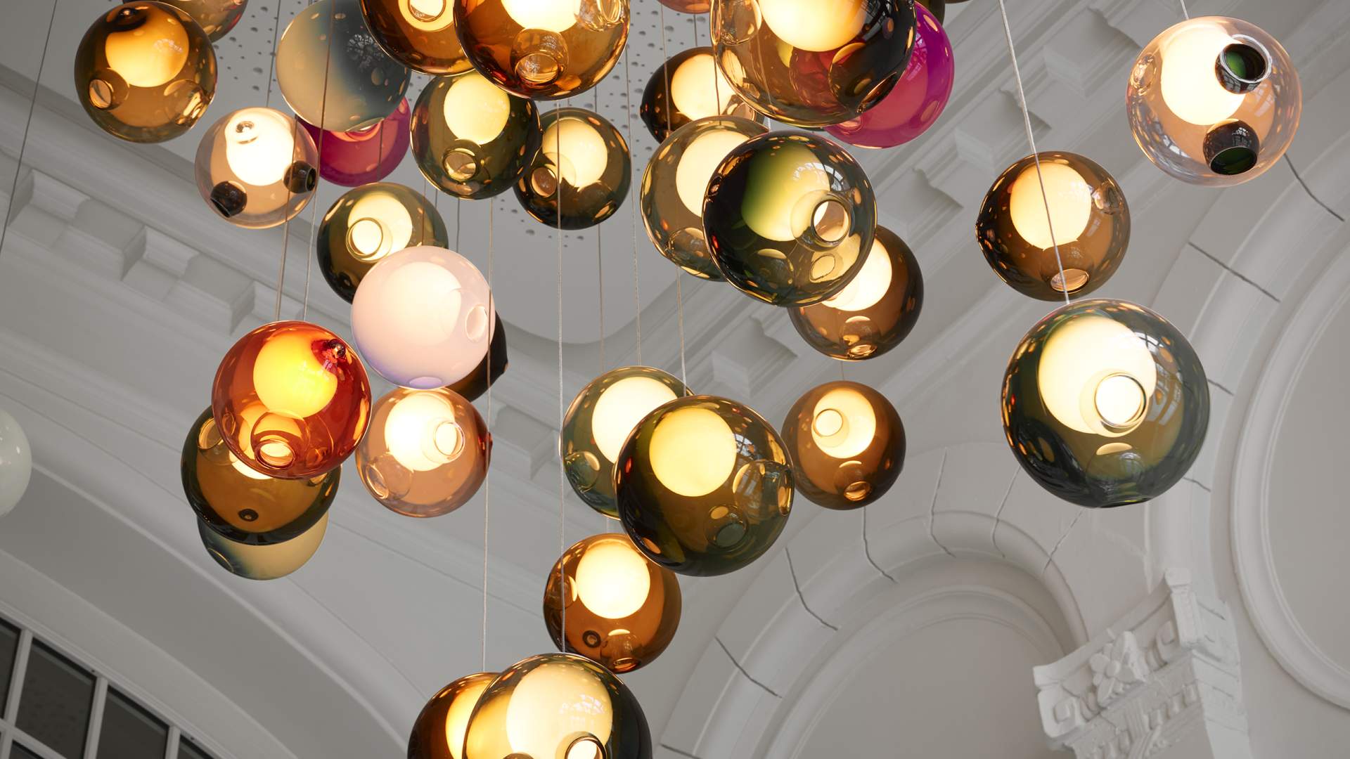 Fantastiske lamper i inngangspartiet på Hotel 1904