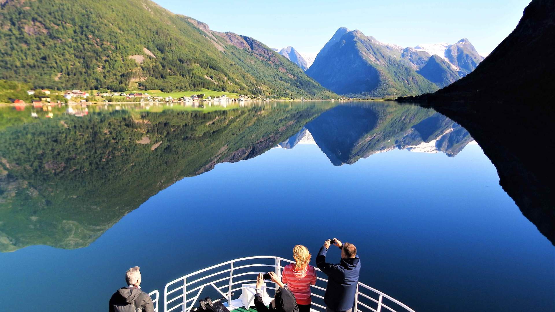 Guida Fjordcruise på Fjærlandsfjorden med Glaciertour