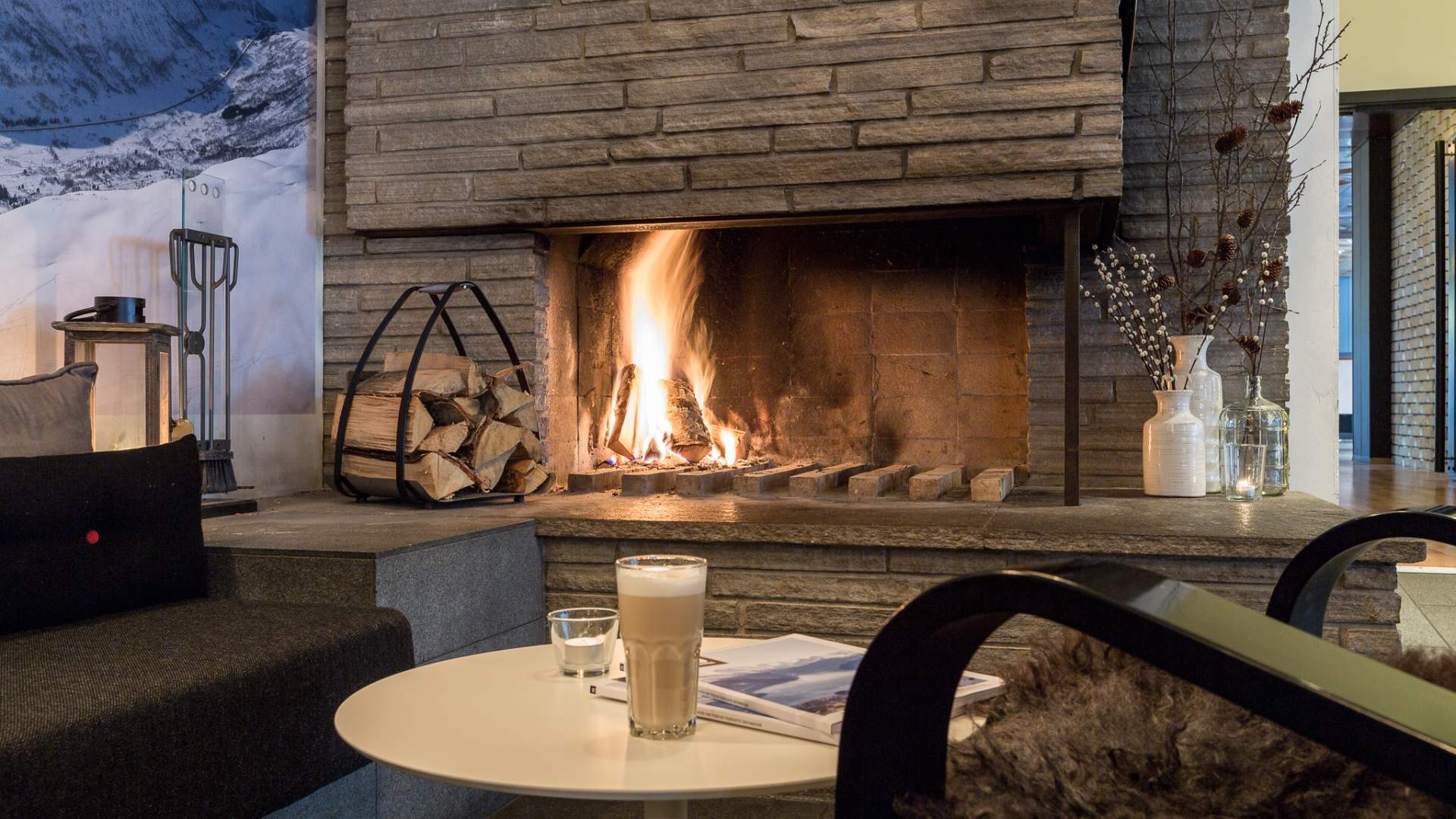 Koslig ved peisen på Stranda Hotel