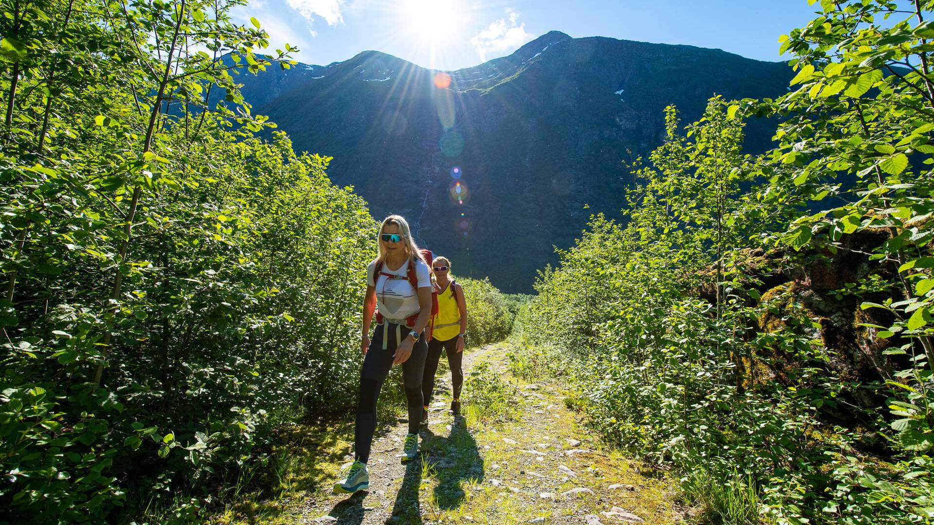 På veg til Flatbreen og Flatbrehytta i Fjærland