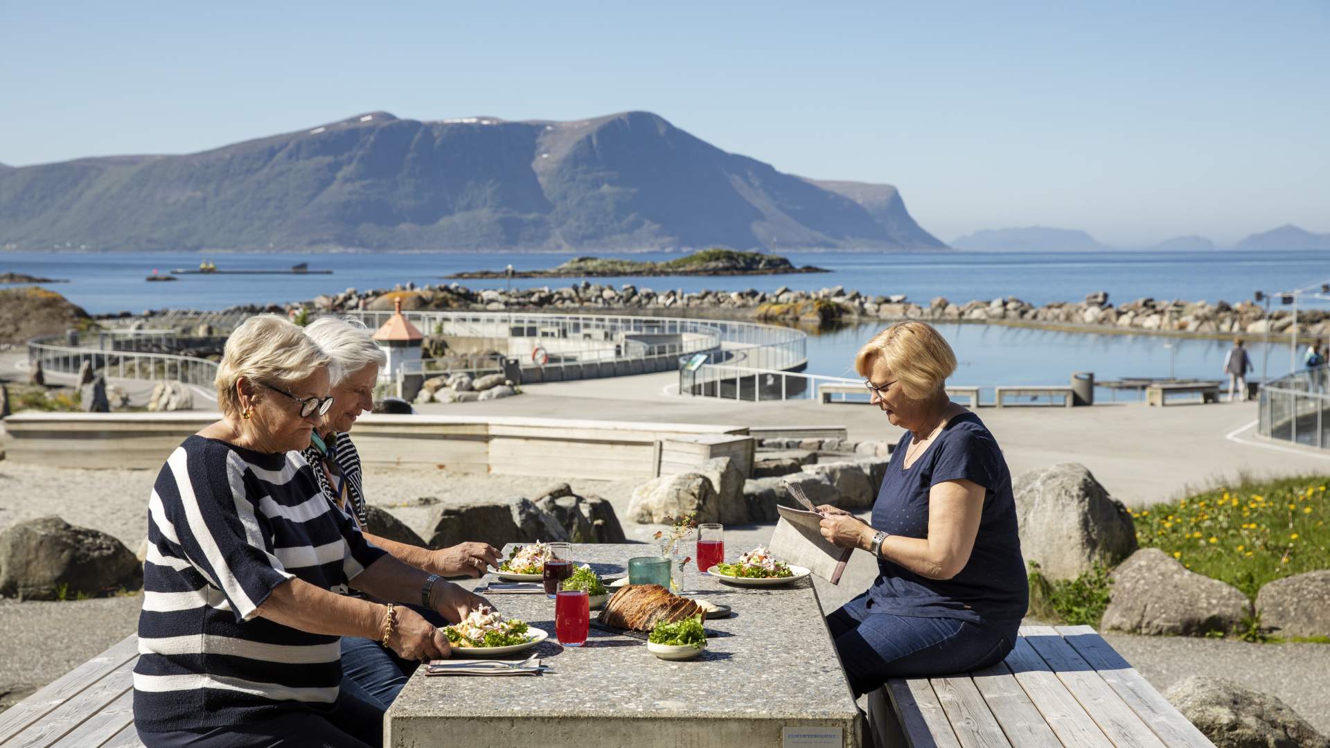 Nyt et måltid i våre uteområder sammen med fantastisk utsikt mot havet