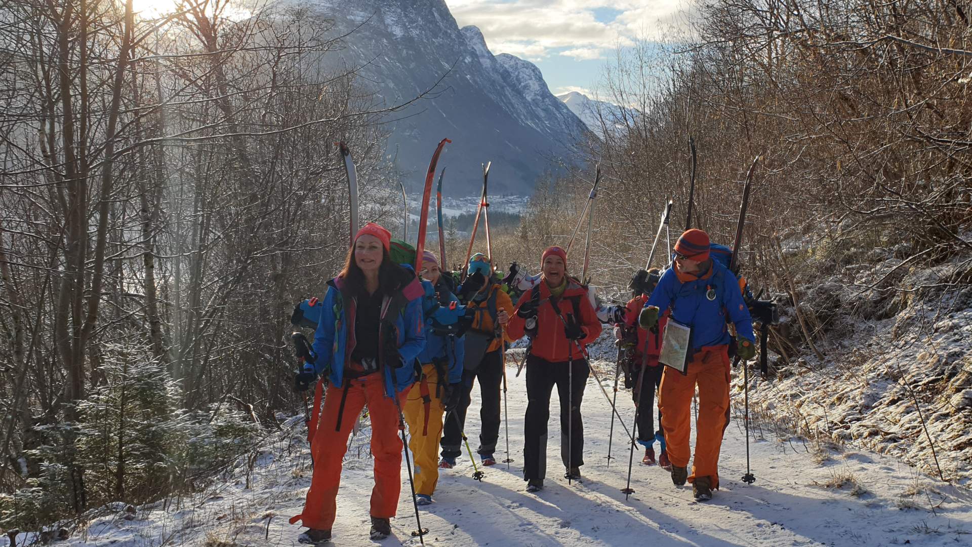 En gjeng på fjelltur i Sykkylven med ski på ryggen