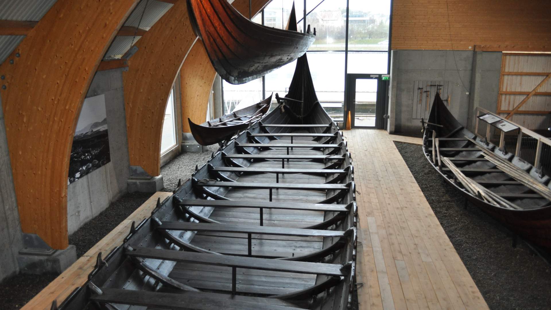 Stort vikingskoip i båthallen på Sunnmøre Museum