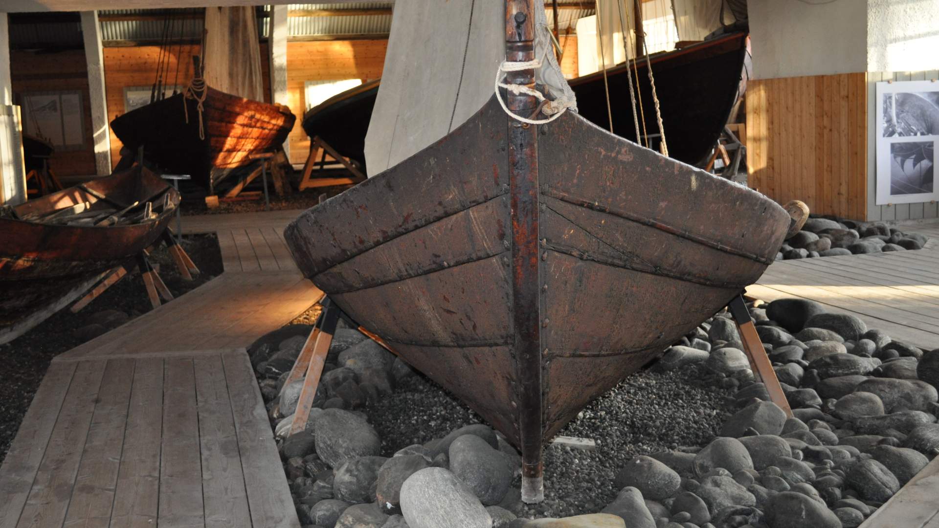 Gamle skip i Båthallen på Sunnmøre Museum