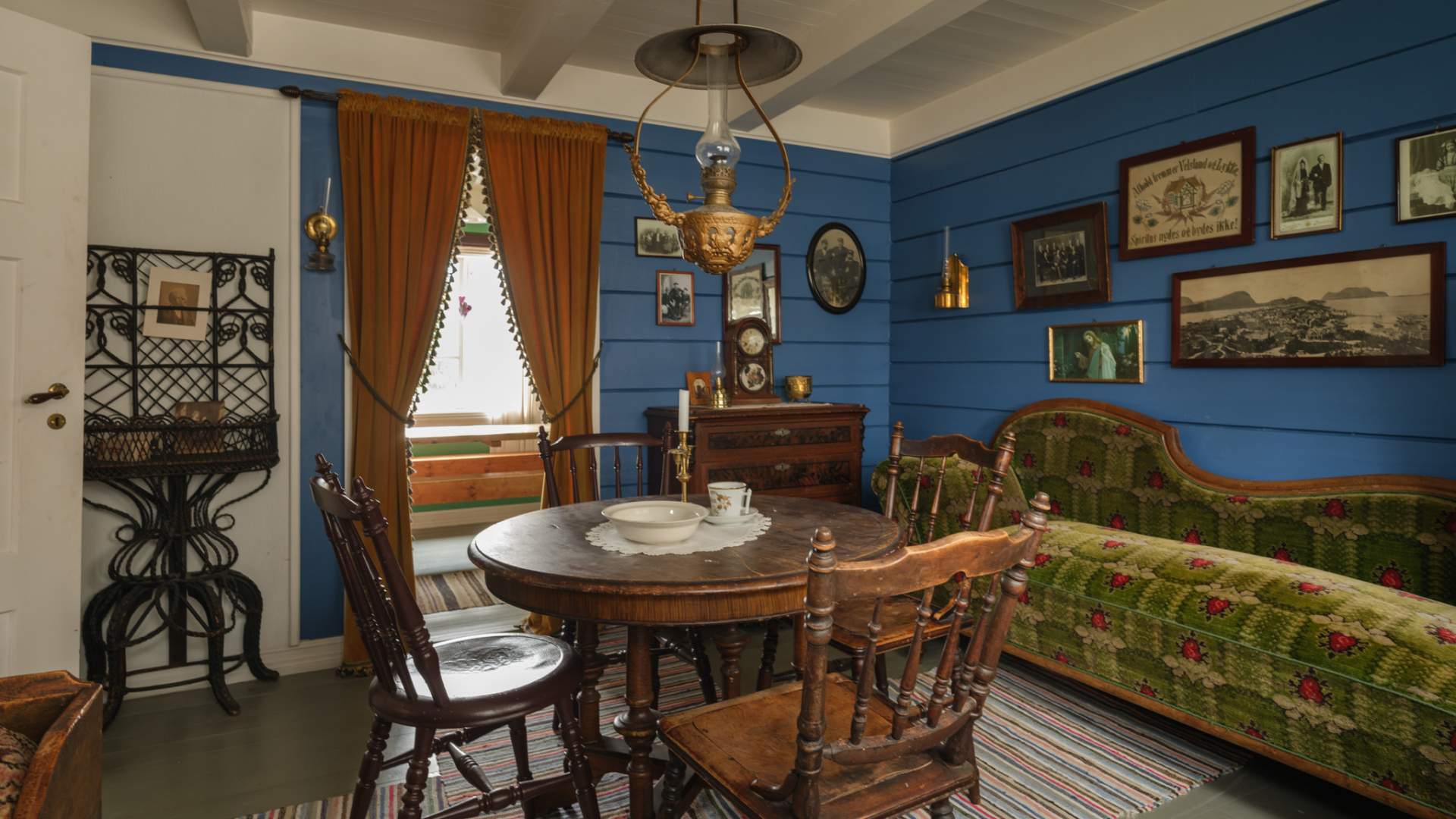 Interiør frå gammalt av på eit av husa på Sunnmøre Museum