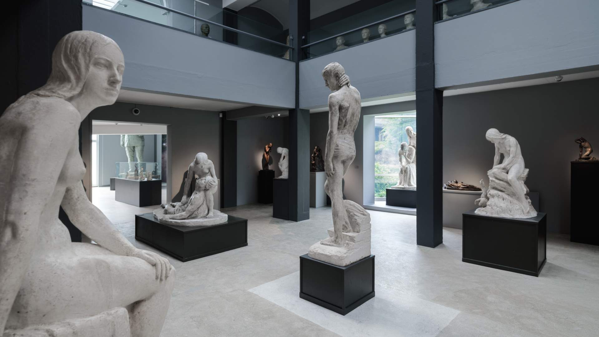 Statuar inne i utstillinga