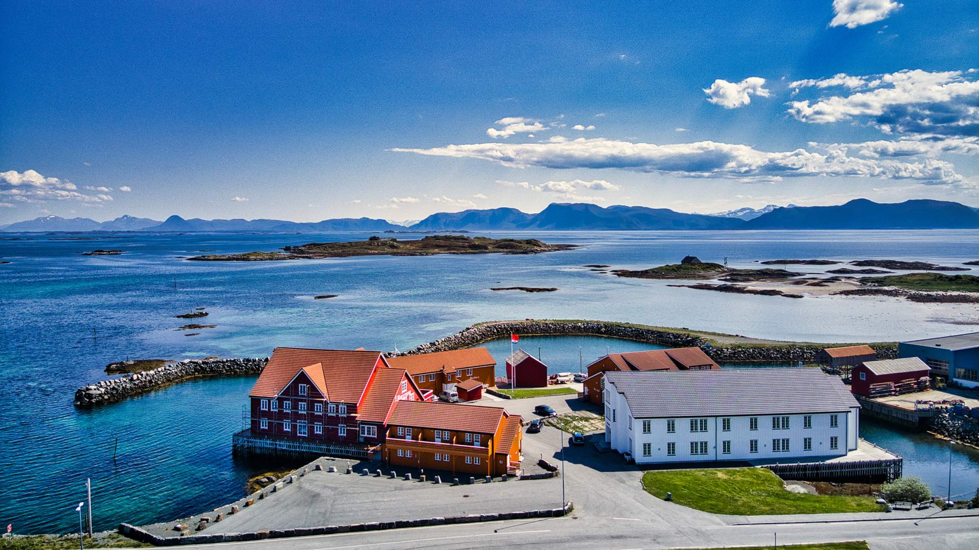 Finnøy Havstuer ligger ytterst i havgapet omgitt av sjø og øyer.