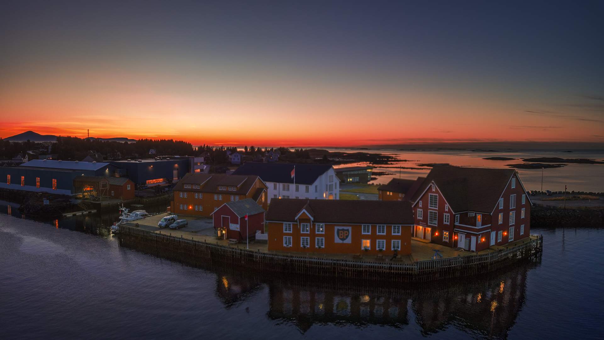 Solnedgang i havet med Finnøy Havstuer