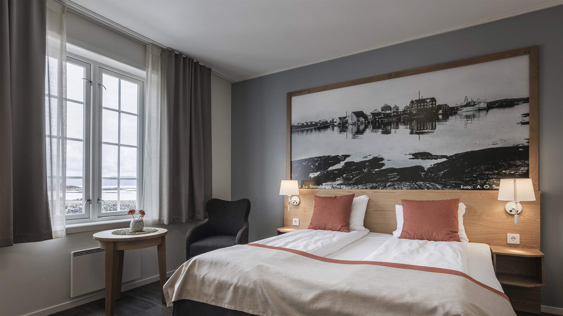 Komfortabelt rom med utsikt mot havet.