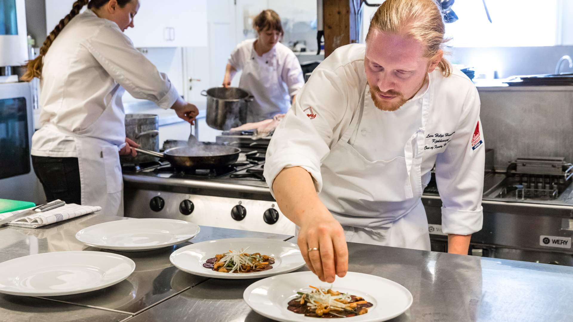 Kokker i arbeid på Finnøy Havstuer